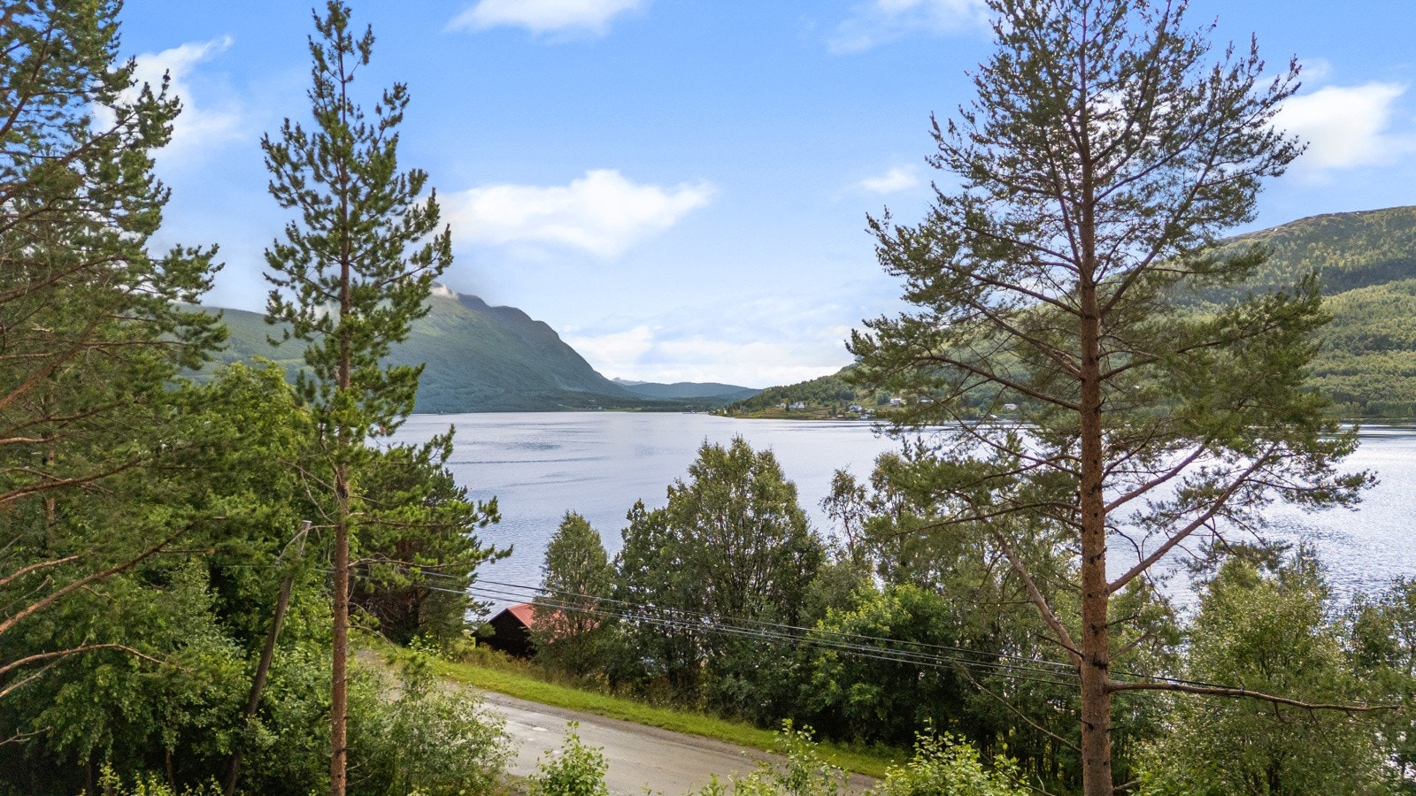 Idyllisk beliggende i vakre Aursvika ved Aursfjorden i Balsfjord kommune