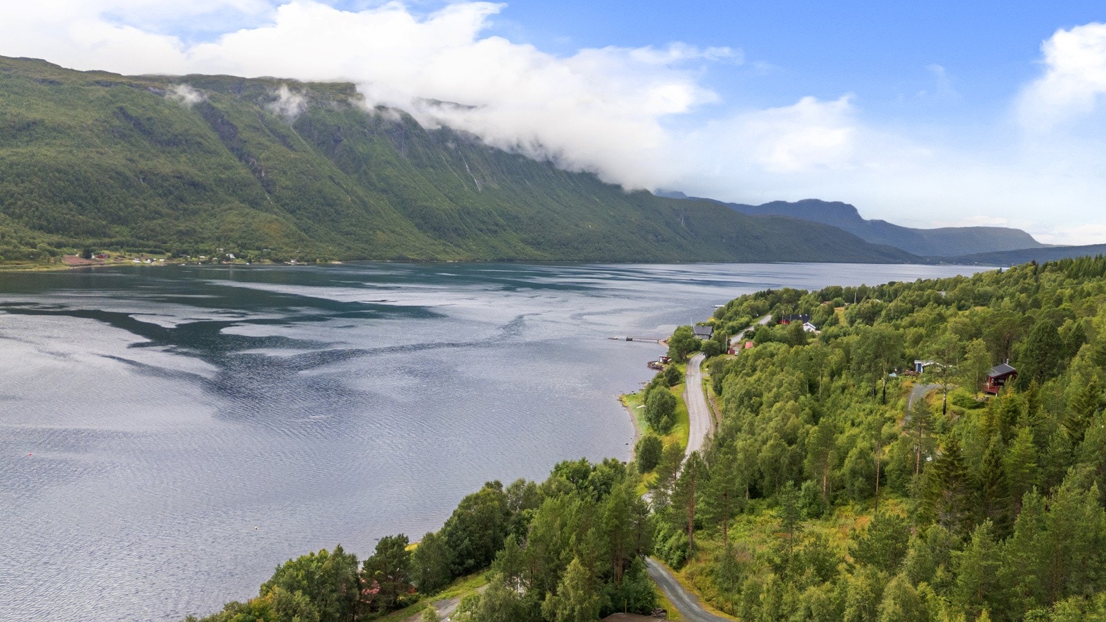 Sjønær hyttetomt med areal på ca. 965 kvm