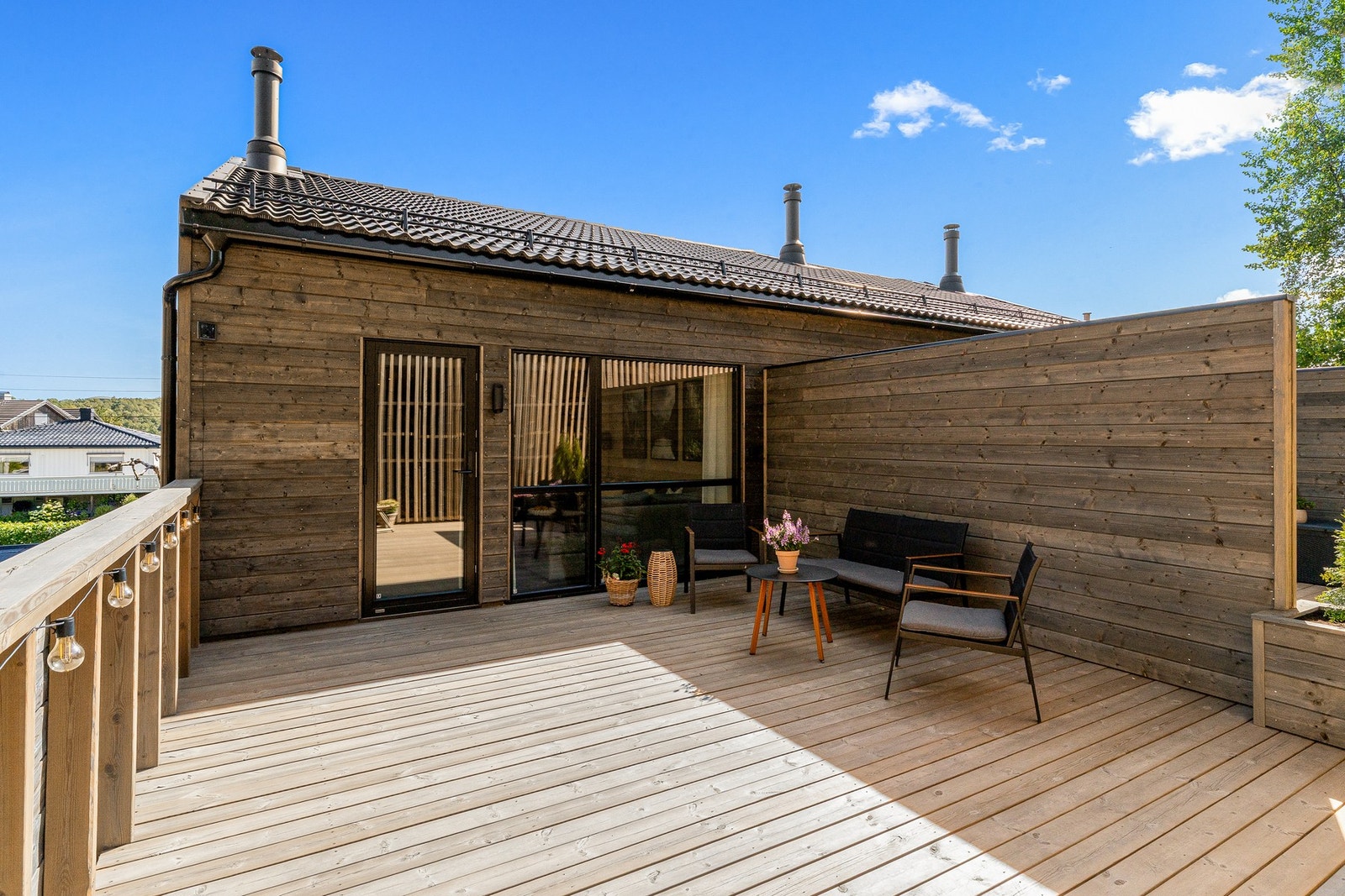 Utendørs får du en hyggelig terrasse med gode solforhold Galleribilde