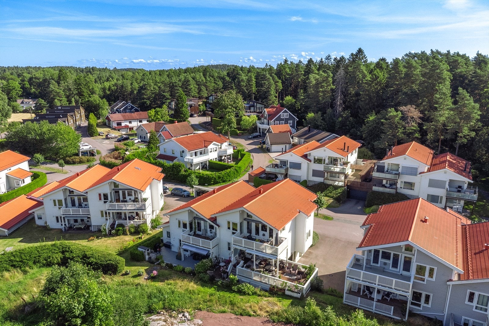 Eiendommen ligger i et etablert og rolig boligområde på Torød. Galleribilde