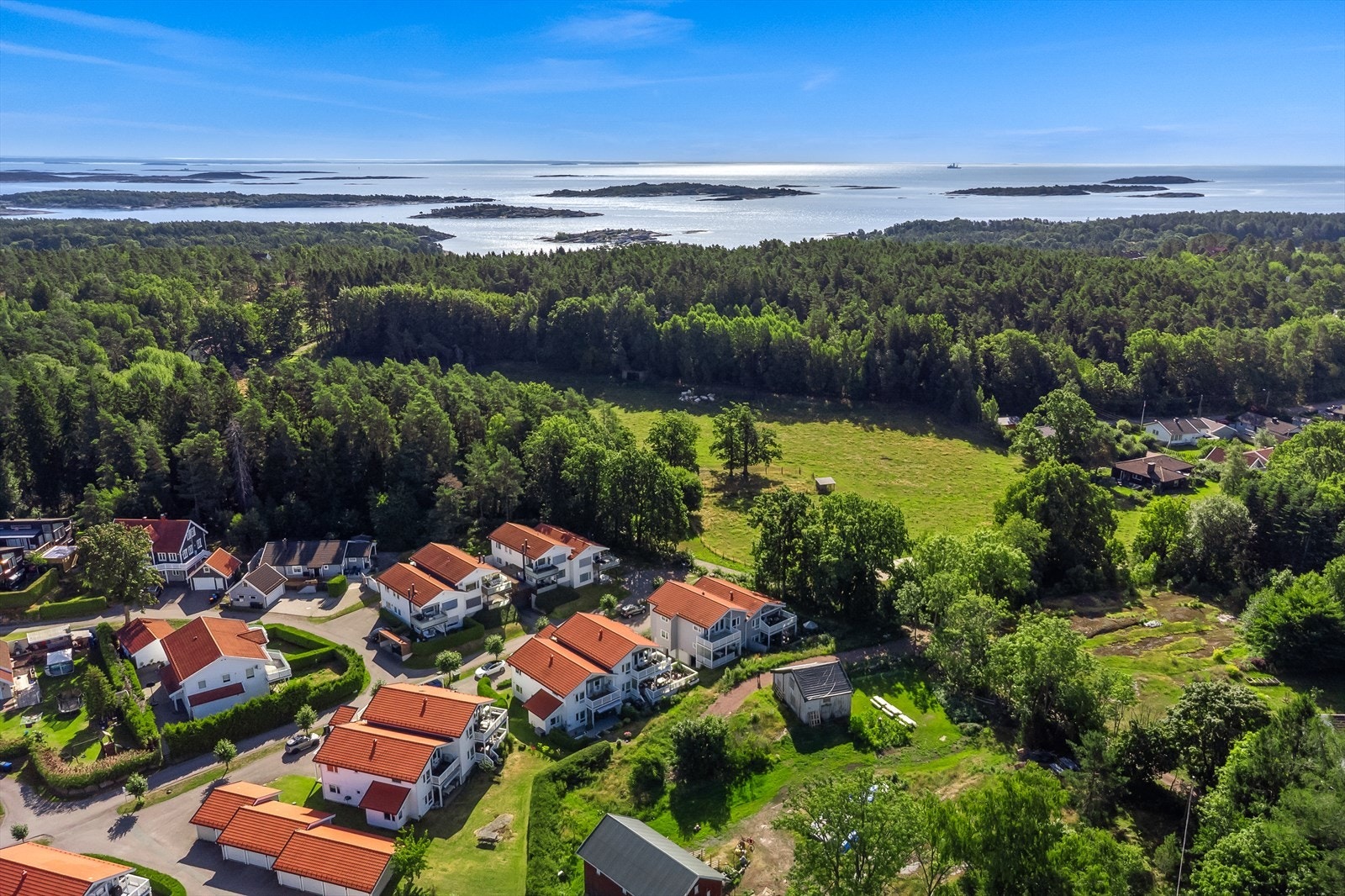 Herfra er det gangavstand til Torødstranda med sandstrand og badebrygge. Galleribilde