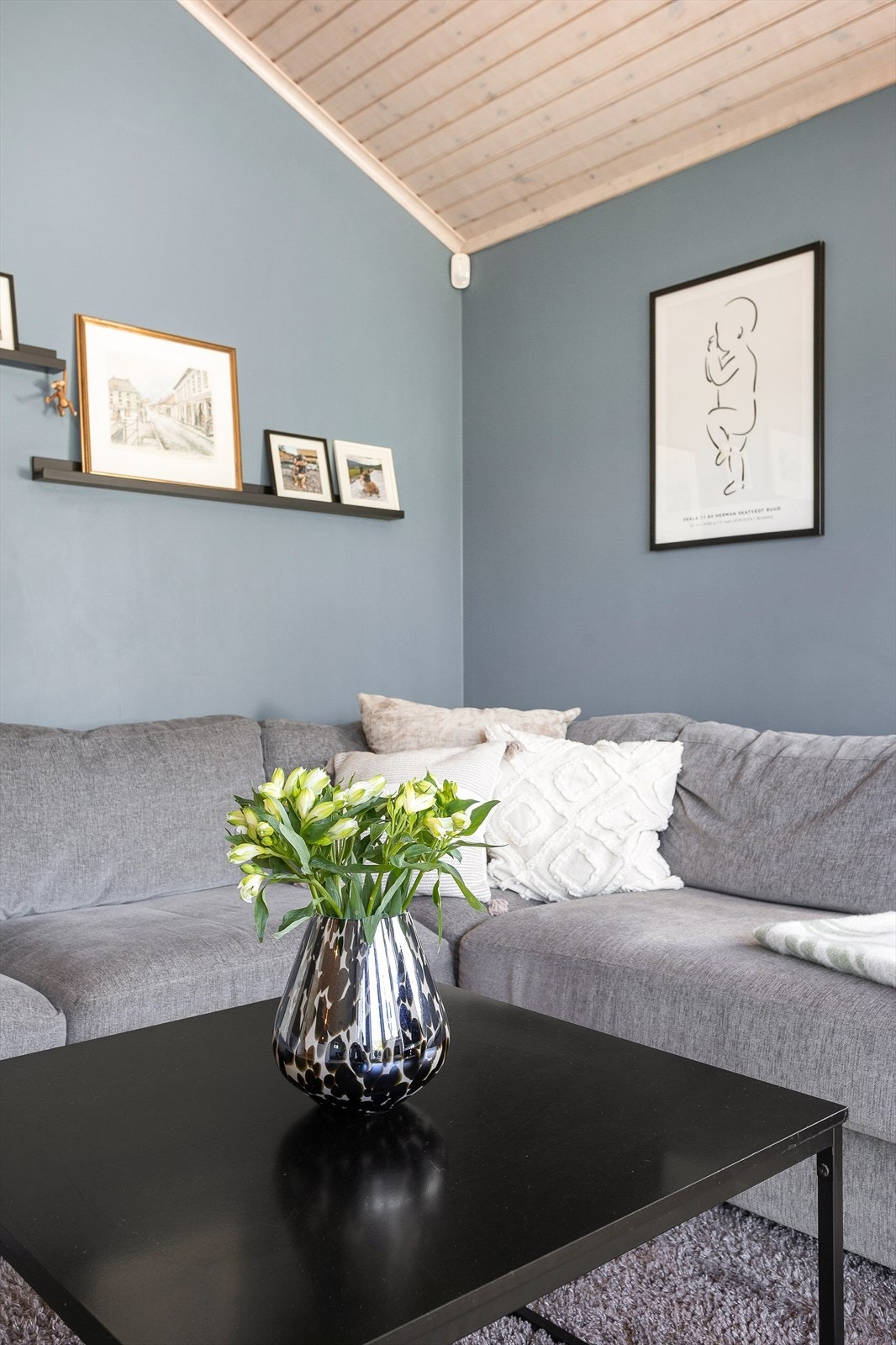 Alle vegger har malte plater, som gir et rent og helhetlig uttrykk. Galleribilde