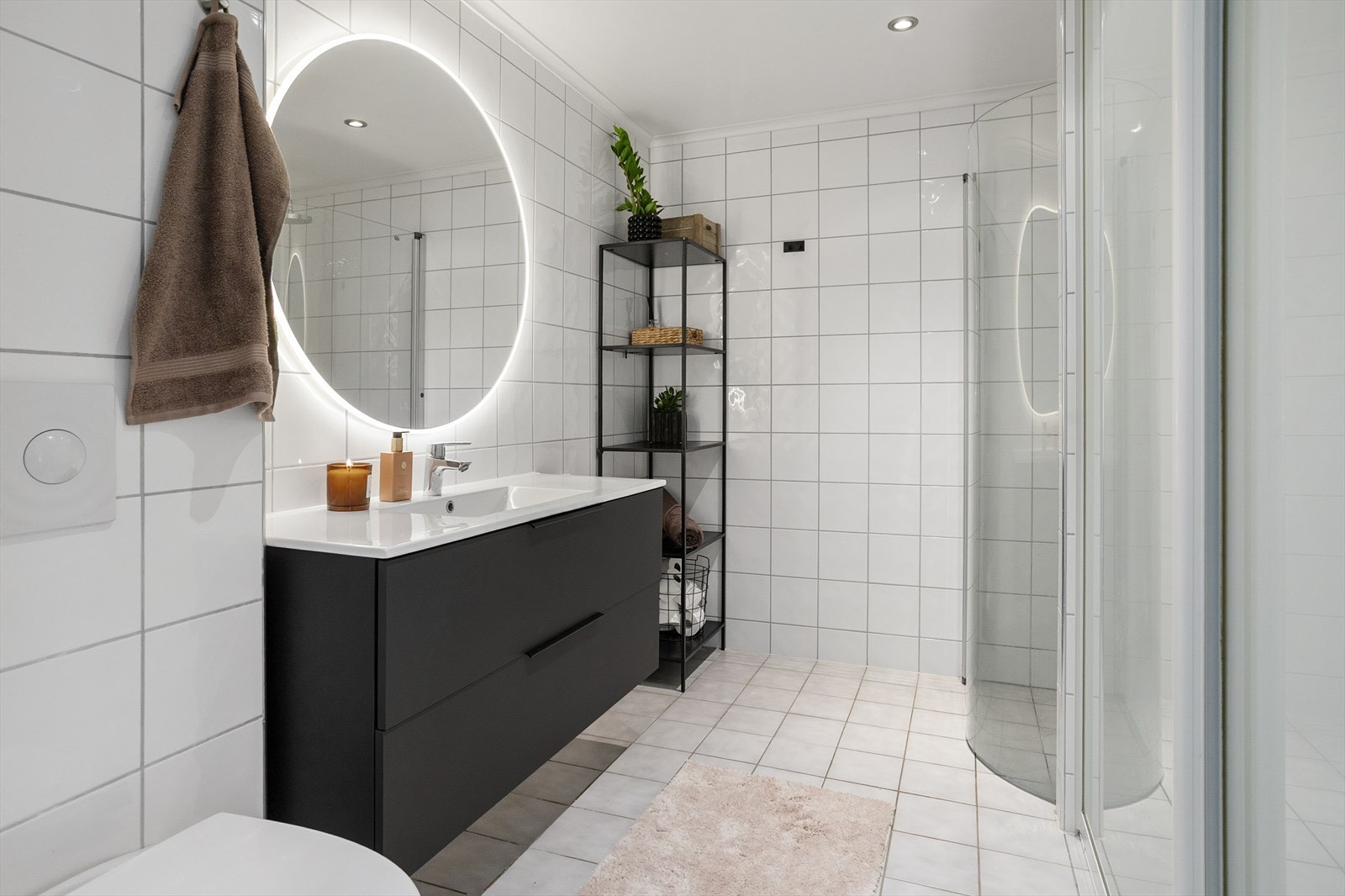 Badet har flislagte overflater, gulvvarme og ny baderomsinnredning fra 2022. Galleribilde