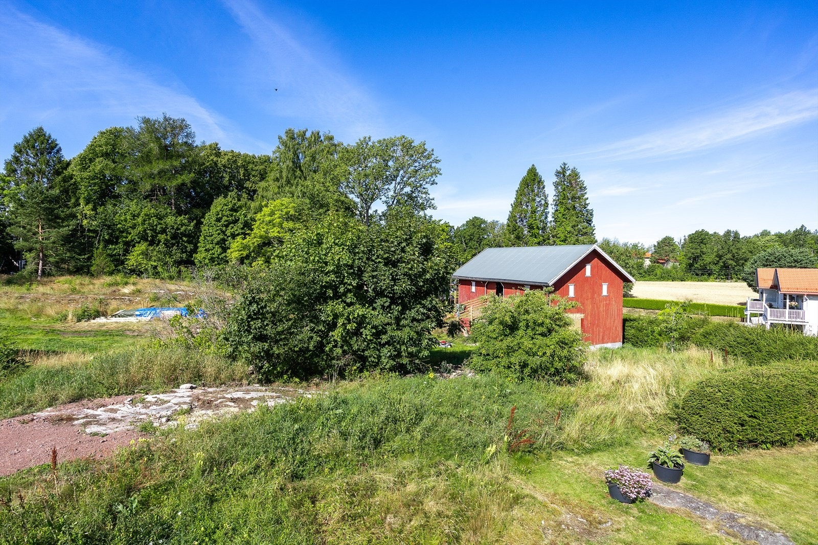 Fra leiligheten er det utsikt over grønne, landlige omgivelser. Galleribilde