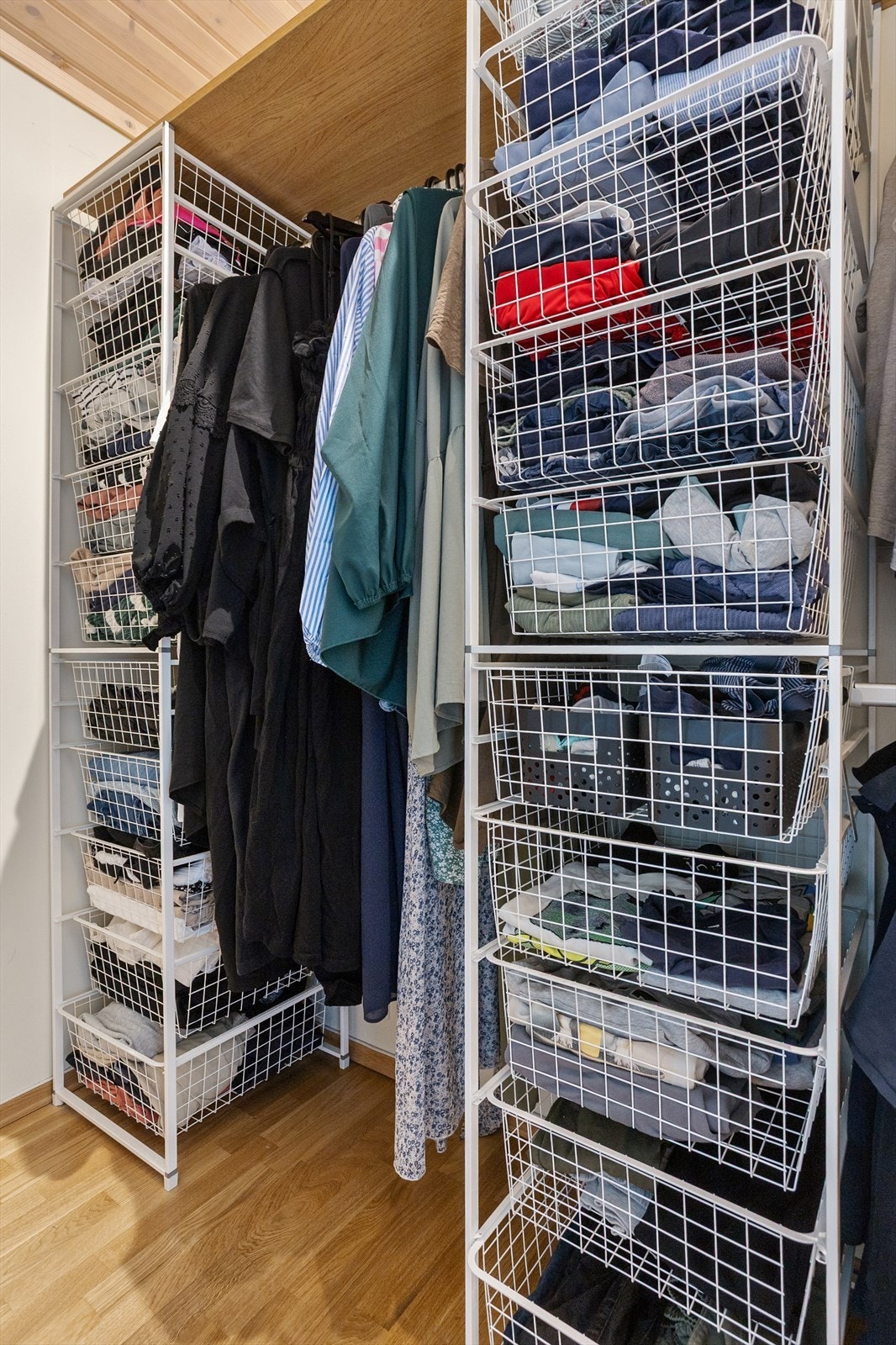 Praktisk innvendig bod, her innredet som walk-in-closet. Galleribilde