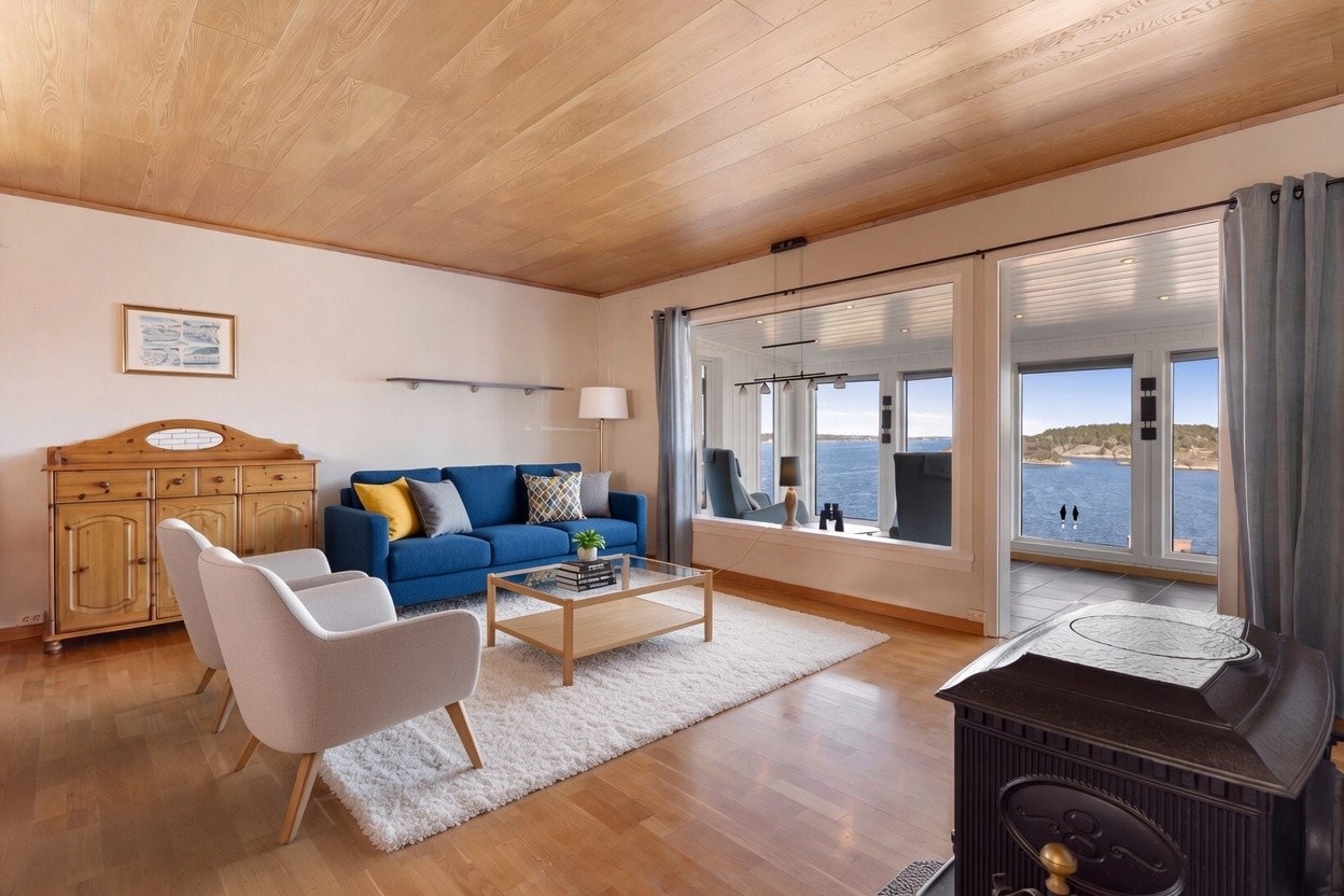 Romslig stue med plass til hele familien. Bilde er digitalt stylet til inspirasjon. Galleribilde