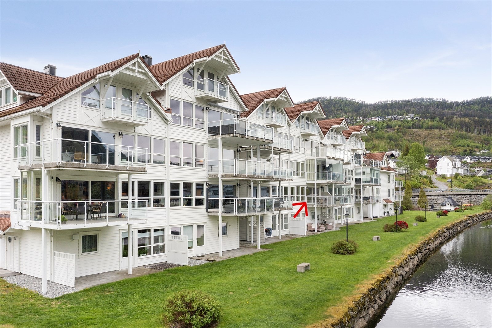 Skiljeveggane mellom seksjonane er av betong, utført som lyd- og branncellekonstruksjon. Galleribilde