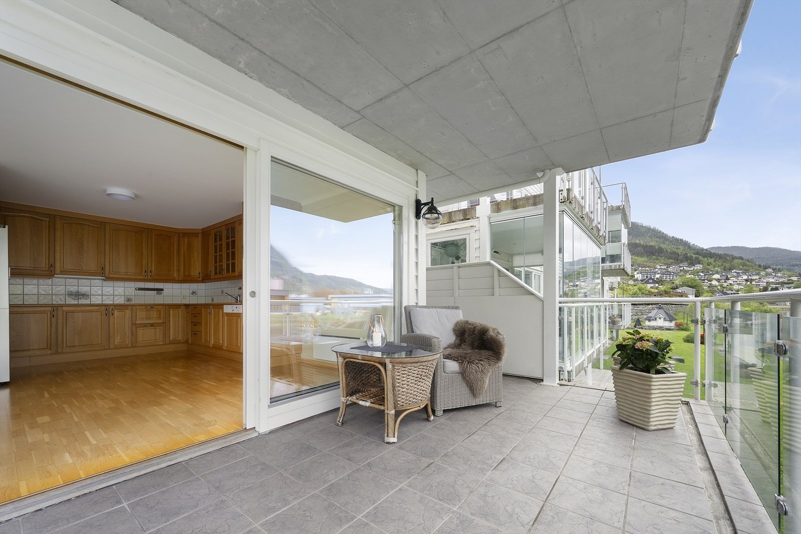 Balkongen er ei solid betongkonstruksjon med rekkverk i stål og glas. Galleribilde