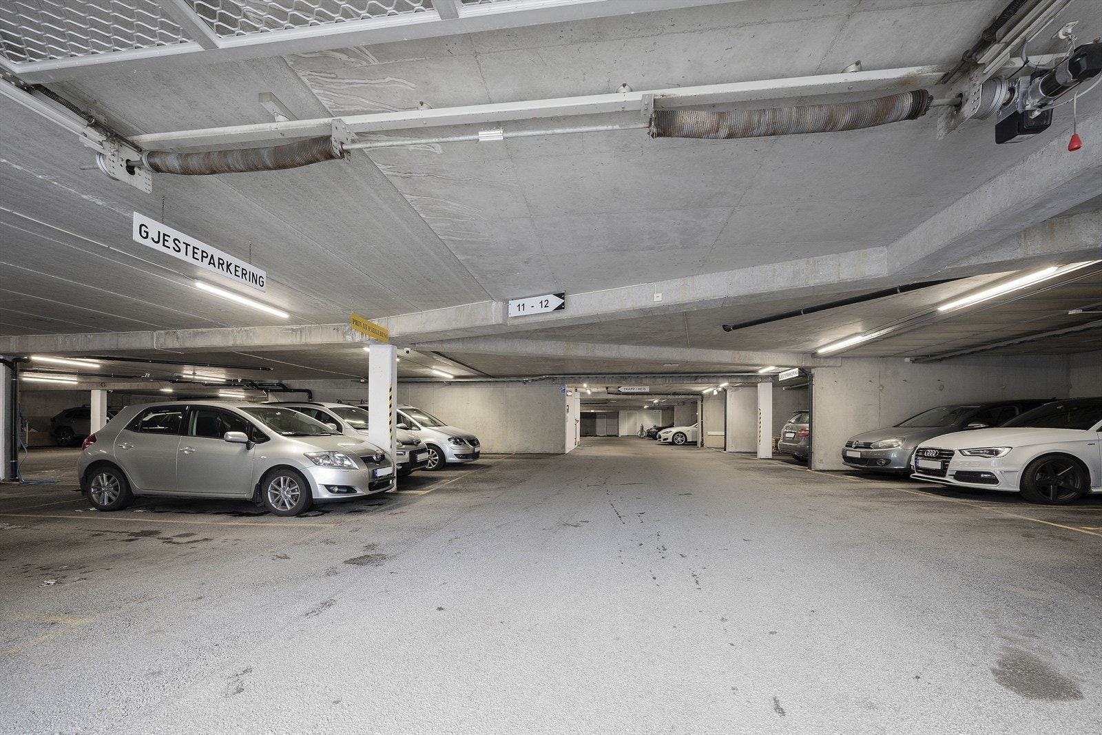 Til leilegheita høyrer to faste parkeringsplassar i felles garasjeanlegg Det er også godt meg gjesteparkering. Galleribilde