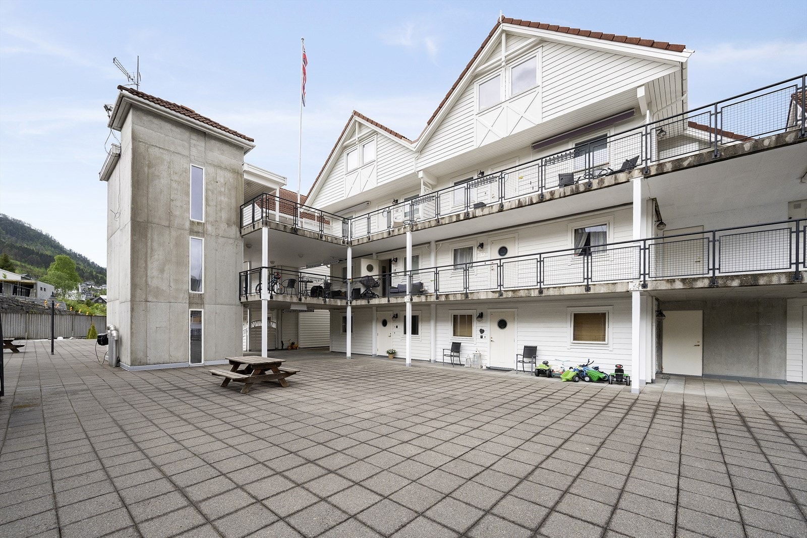 Sameiget har ein stor, felles terrasse med betongheller i plan med 2. etasje. Galleribilde