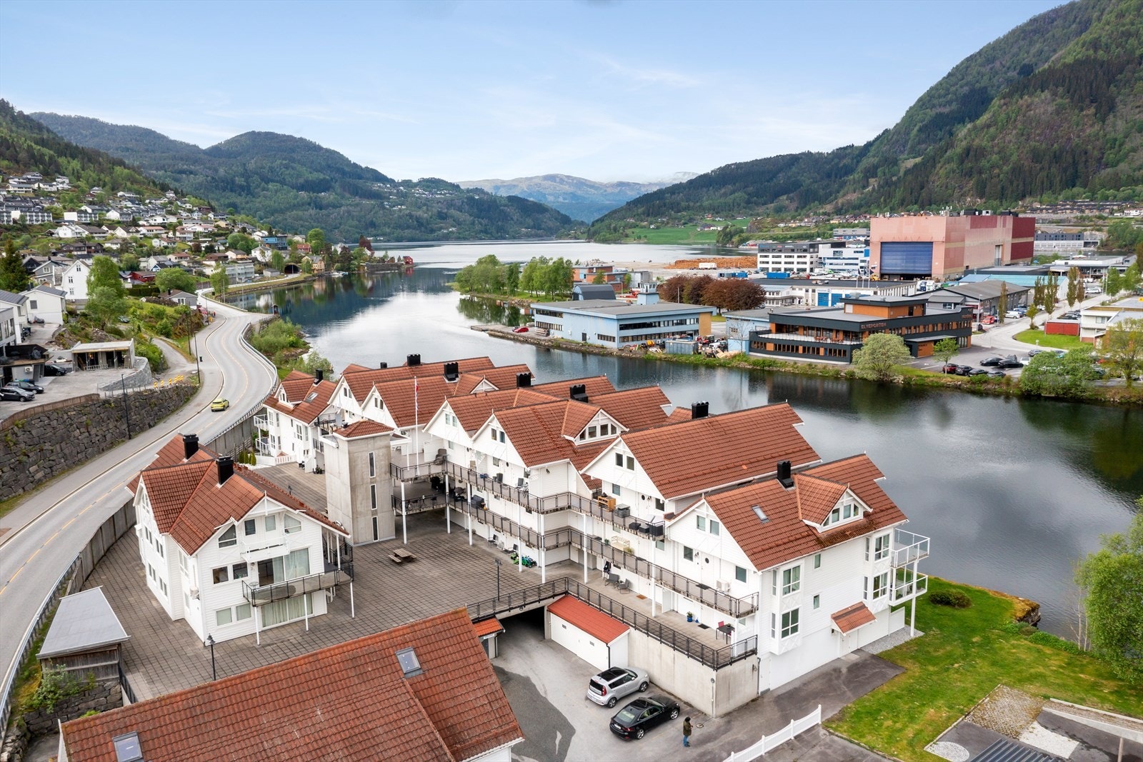 Frå eigedomen er det knappe to minutts gange til Halbrendsøyra busshaldeplass. Galleribilde