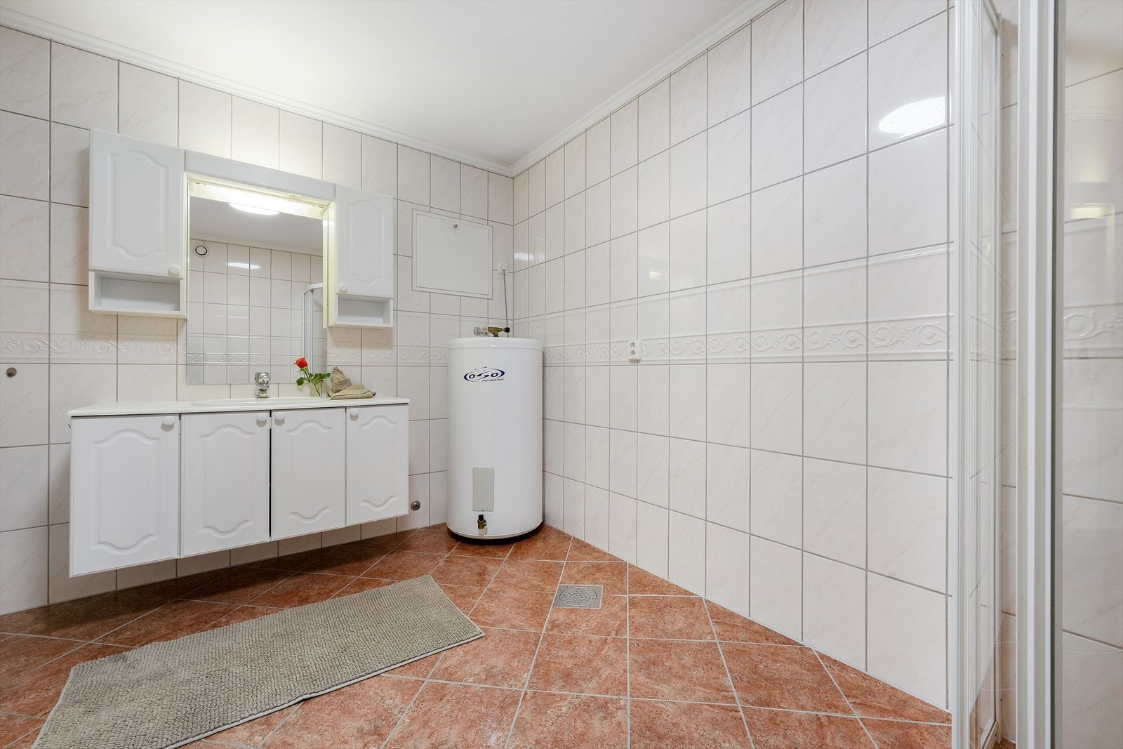 Varmtvasstank på 198 liter er plassert på badet. Vassrøyr er lagt som rør i rør-system. Galleribilde