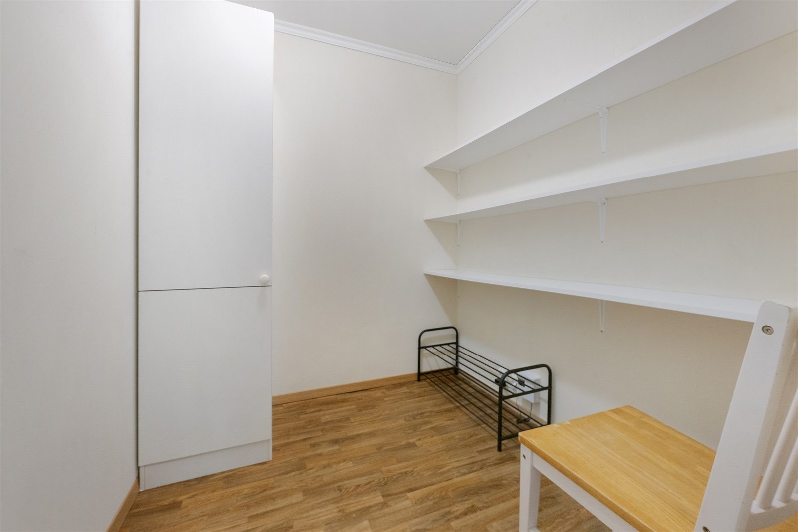 I leilegheita er det ei praktisk bod, innreidd med skap og hyller. Galleribilde