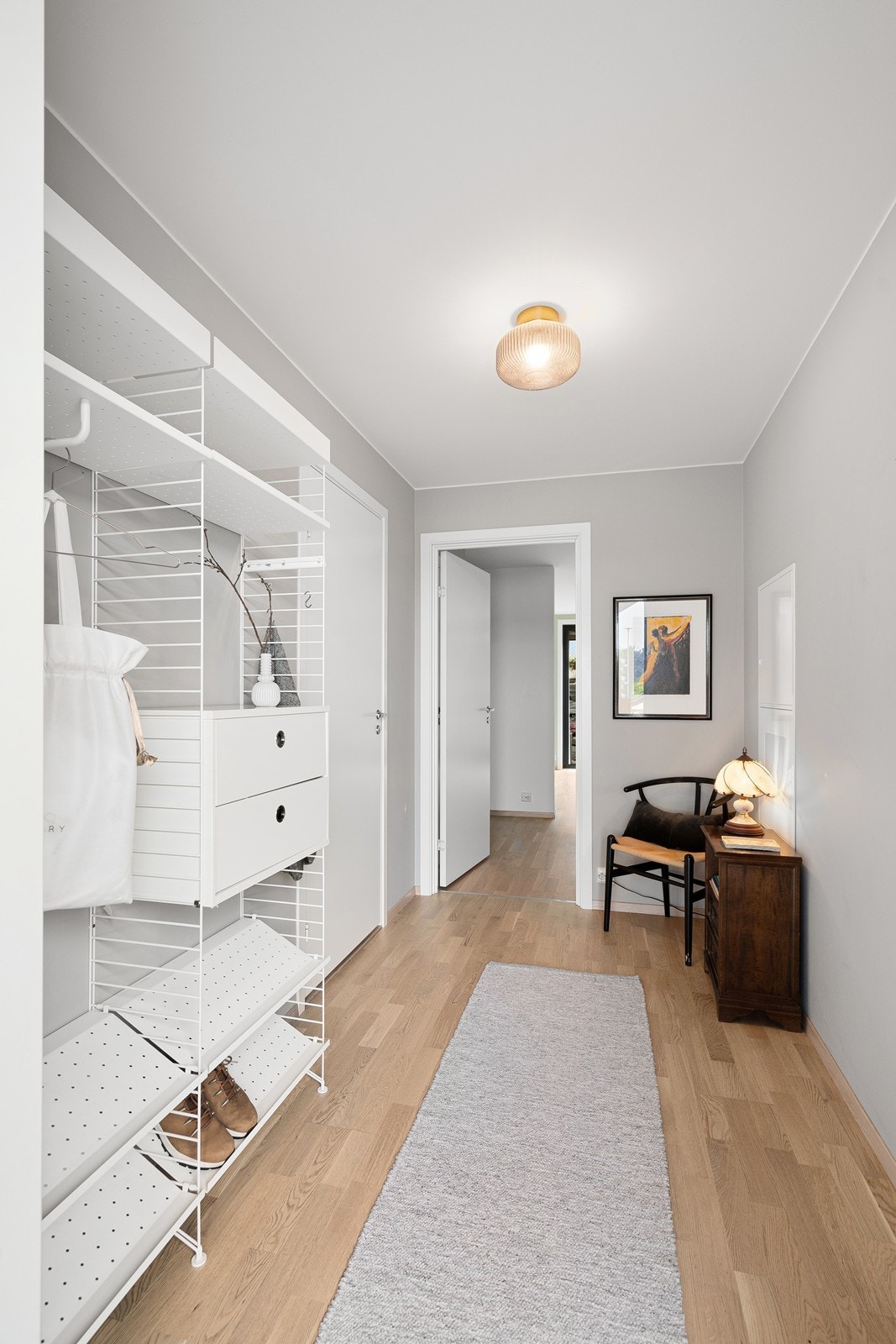 Velkommen inn! - En innbydende entré som gir et godt førsteinntrykk og en praktisk start på hverdagen. Galleribilde