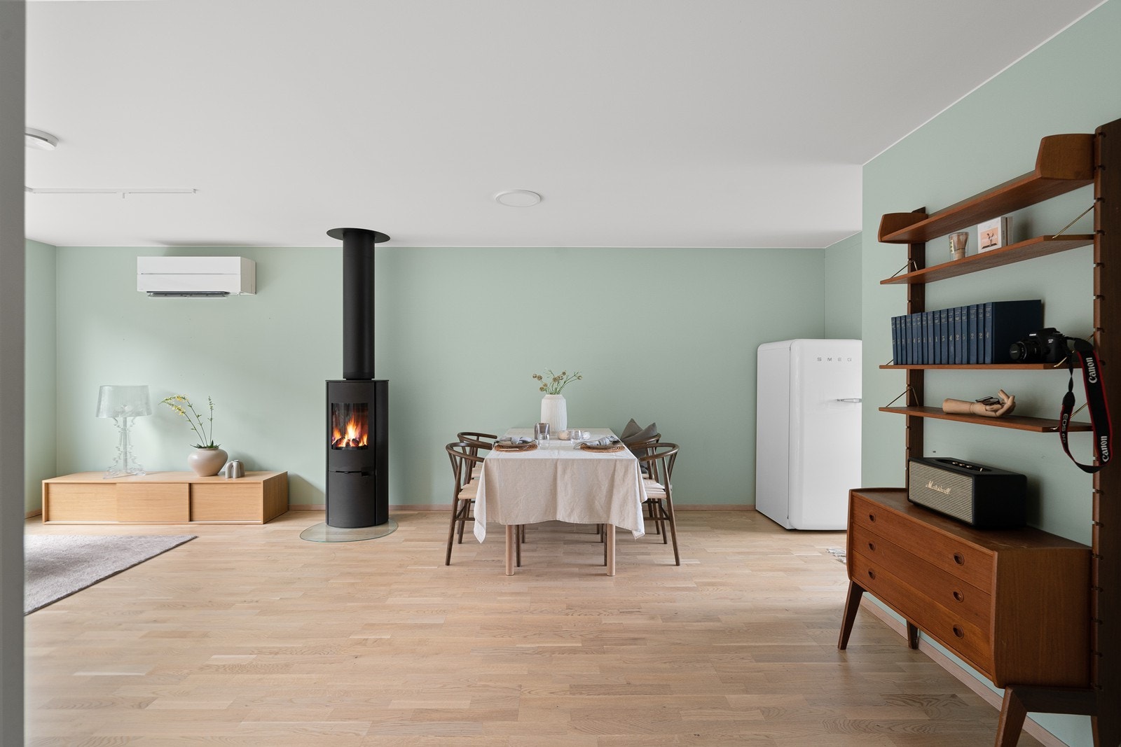 Kombinasjonen av peis og varmepumpe gir både lun hygge og effektiv oppvarming. Galleribilde