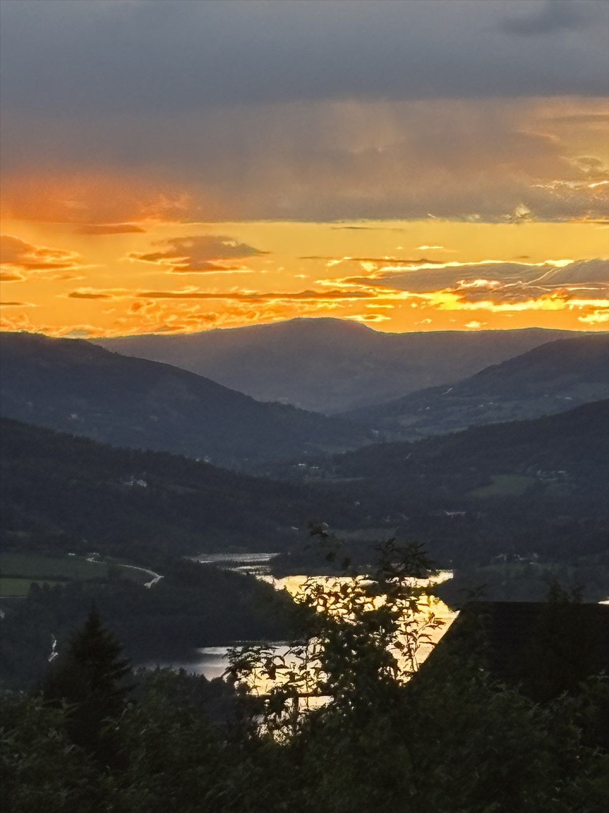 (Selgers foto). Utsikten er like flott når kveldssolen farger himmelen. Galleribilde
