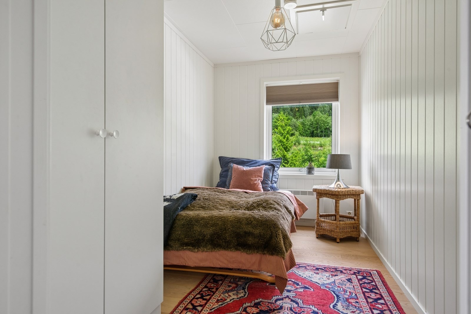 De to øvrige soverommene har begge plass til seng og oppbevaring. Galleribilde