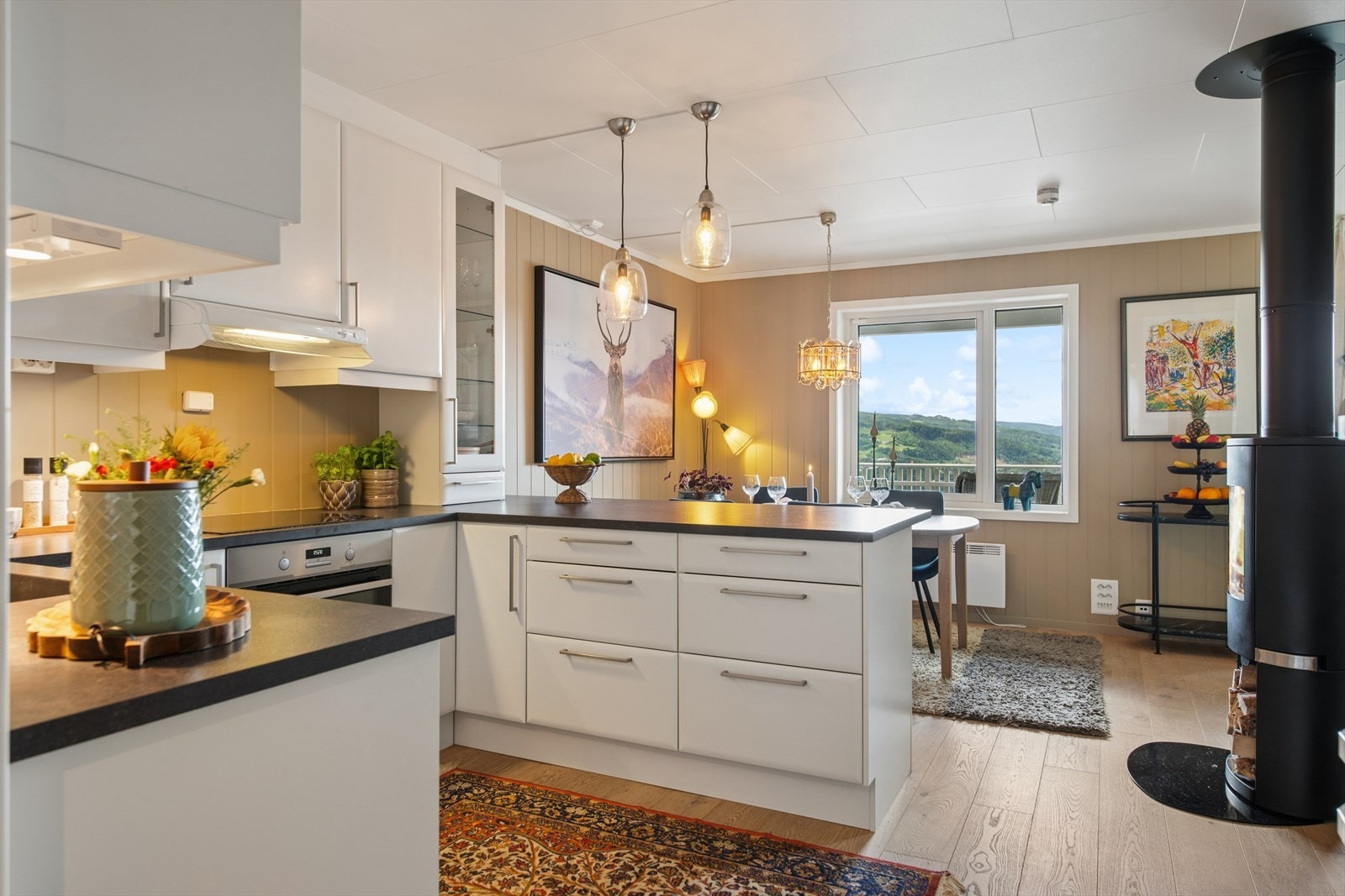 I rommet finnes det frittstående kjøl/fryseskap, oppvaskmaskin, induksjonstopp og stekeovn. Vedrørende hvitevarer, se punkt innbo og løsøre i salgsoppgaven. Galleribilde