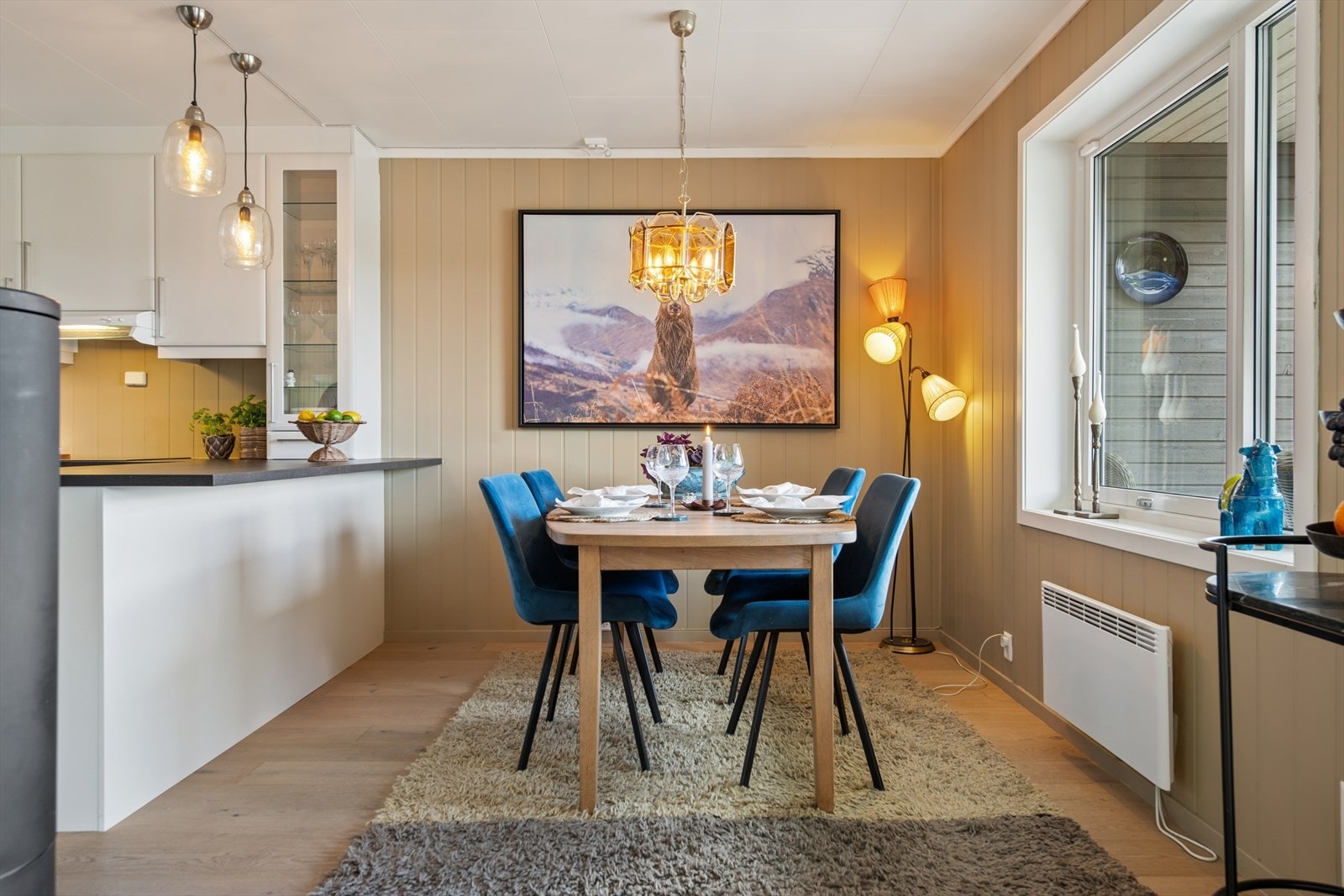 Spisestuen er en naturlig del av den åpne løsningen, med plass til et større spisebord. Galleribilde