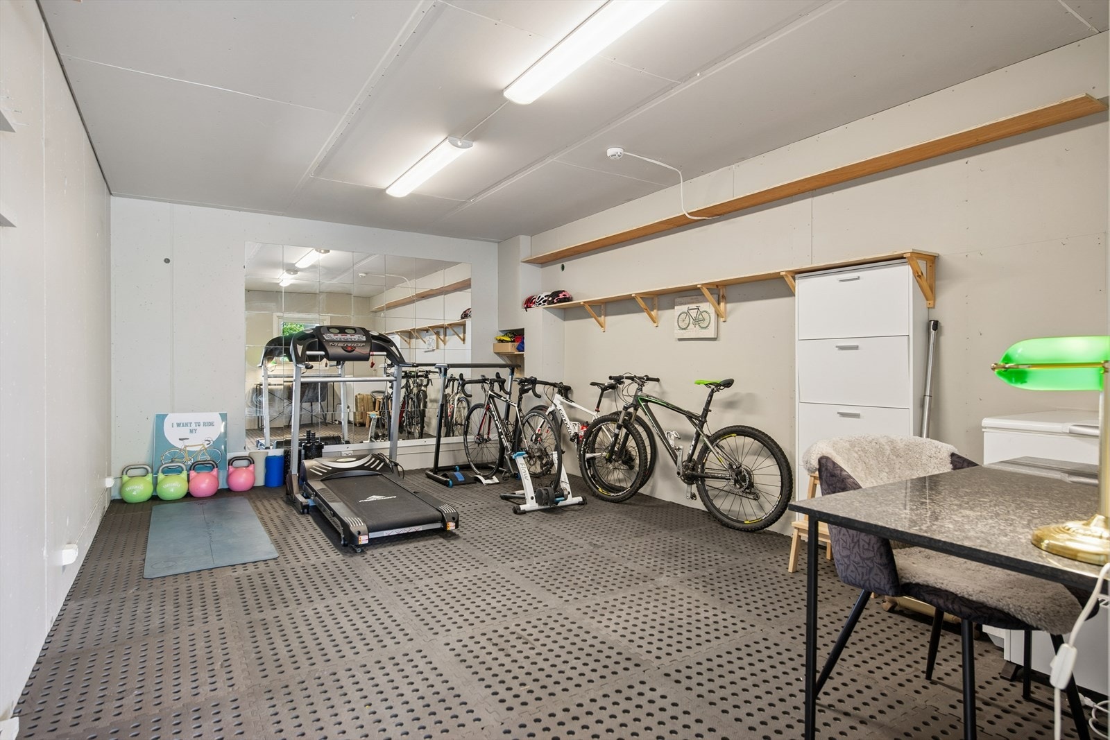 Medfølgende stor bod på ca. 20 m2 i bakkant av carport. Galleribilde