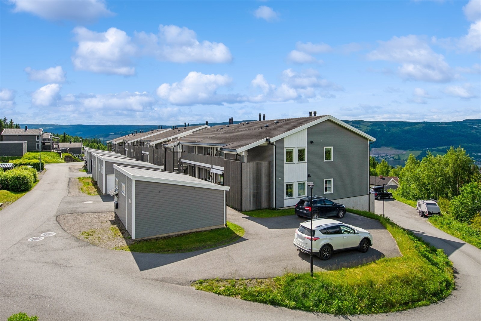 Leiligheten er en del av en seksmannsbolig fra 2018, med egen carport og en romslig bod på ca. 20 kvm. Galleribilde