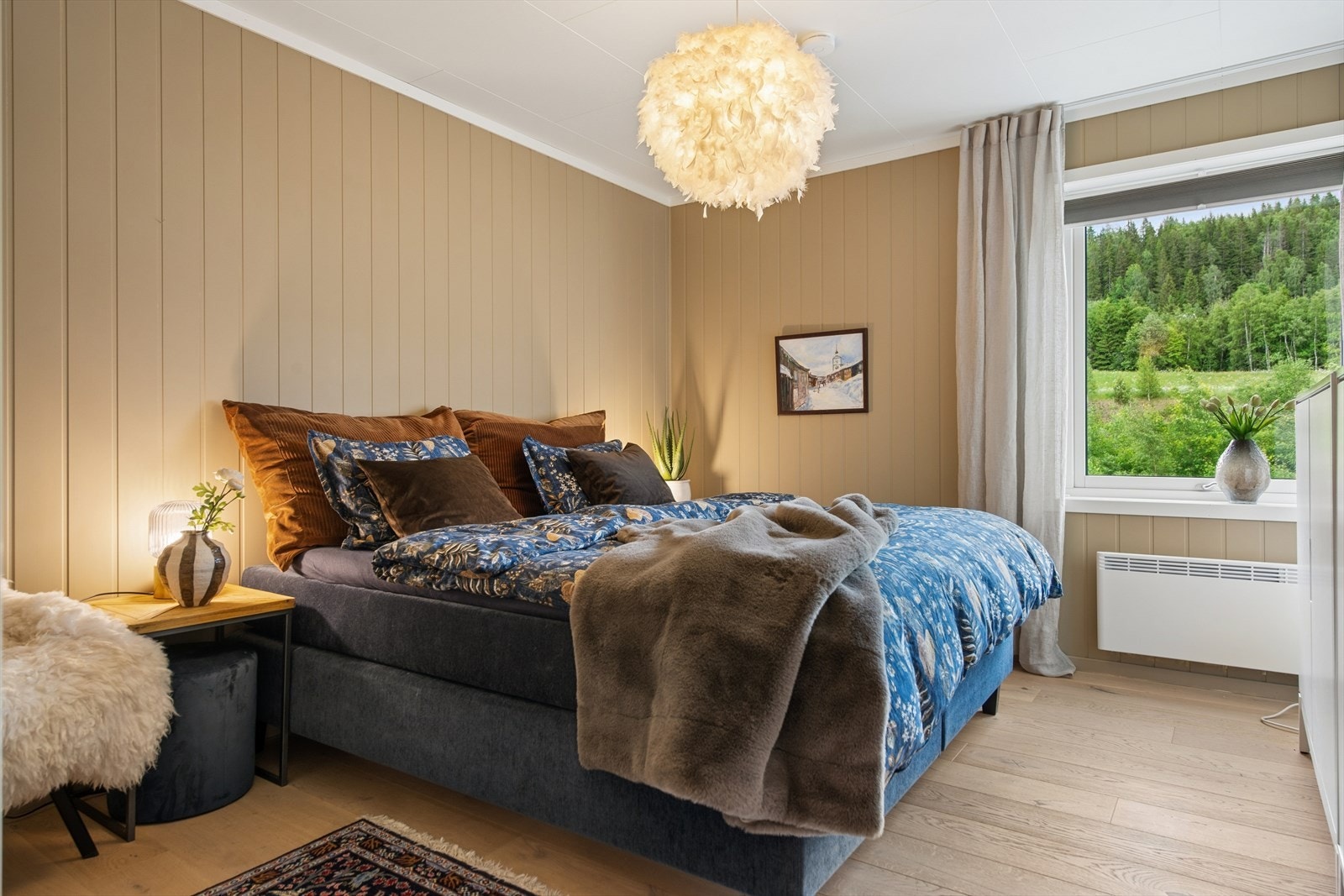 Leiligheten har tre soverom. Alle har lekkert 1 stavs eikeparkett og malte veggplater. Galleribilde