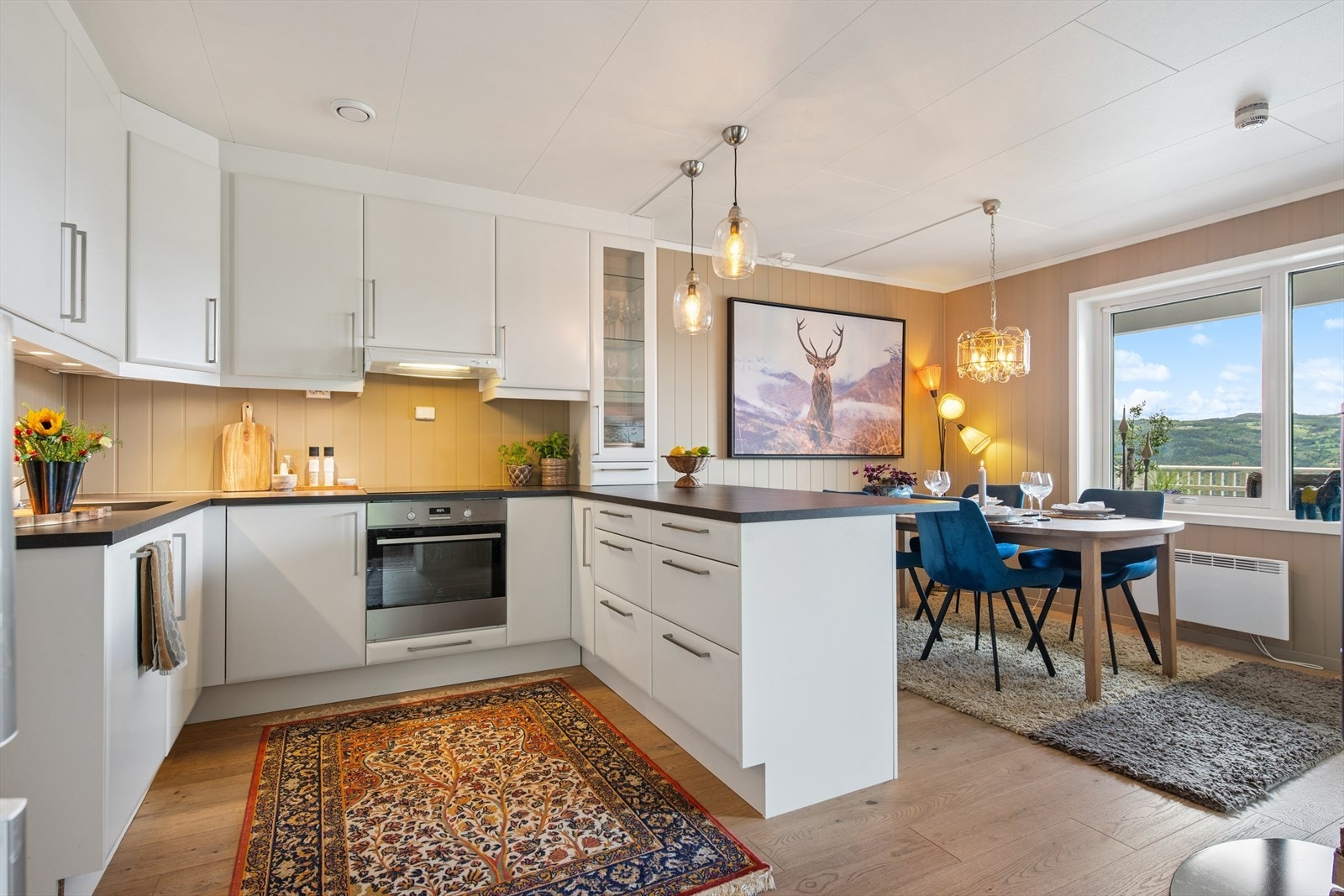 Innredningen har glatte fronter og laminat benkeplate. Galleribilde