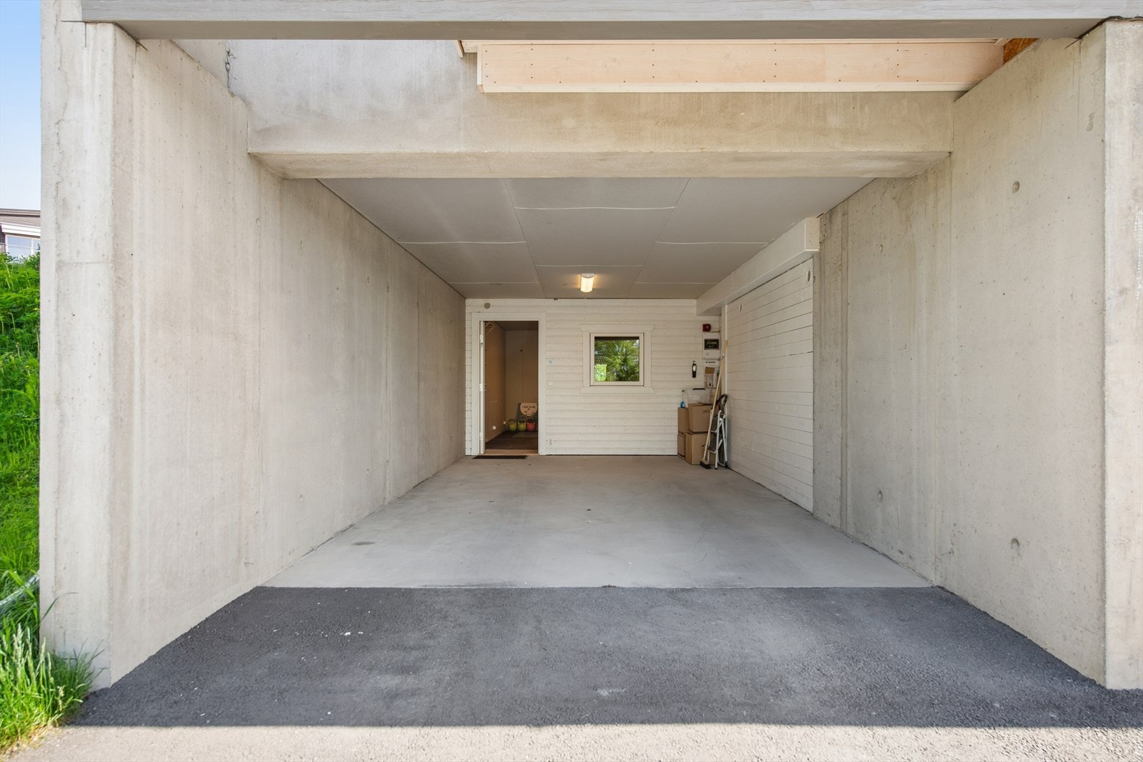 Med boligen følger også en tilhørende carport med ca. 25 m² gulvareal. Galleribilde