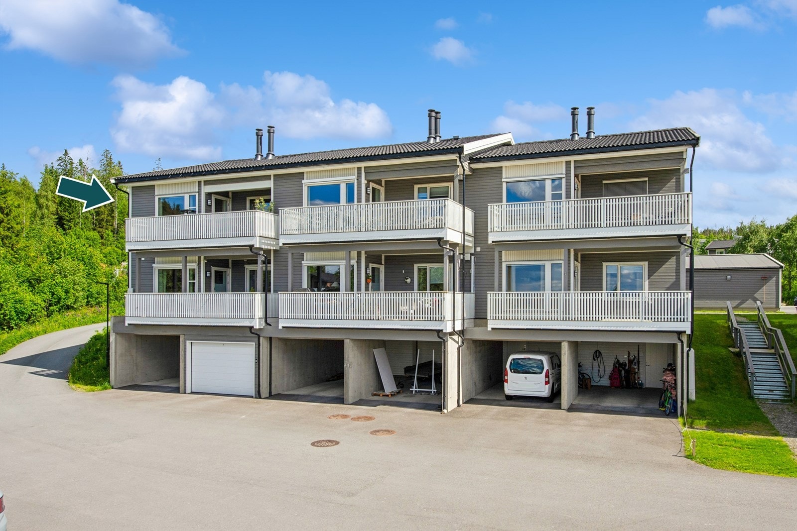 Boligen har en attraktiv intern beliggenhet i 2. etasje, på enden av bygget. Den medfølgende carporten samt en romslig bod på ca. 20 m². Galleribilde