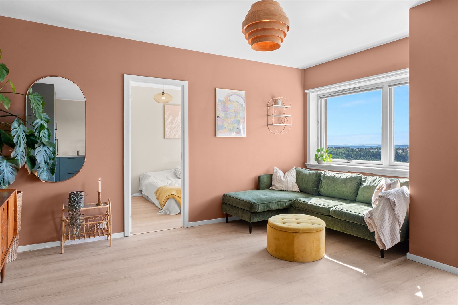 Stuen har god plass til sofagruppe og de store vindusflatene gjør rommet lyst og luftig. Galleribilde