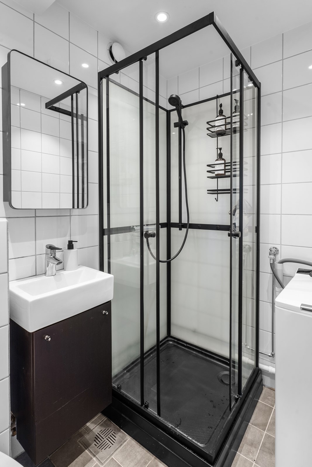 Baderom er oppgradert i 2010 med nye gulvfliser, veggfliser og ny himling med downlights - Varmekabler på gulv. Galleribilde