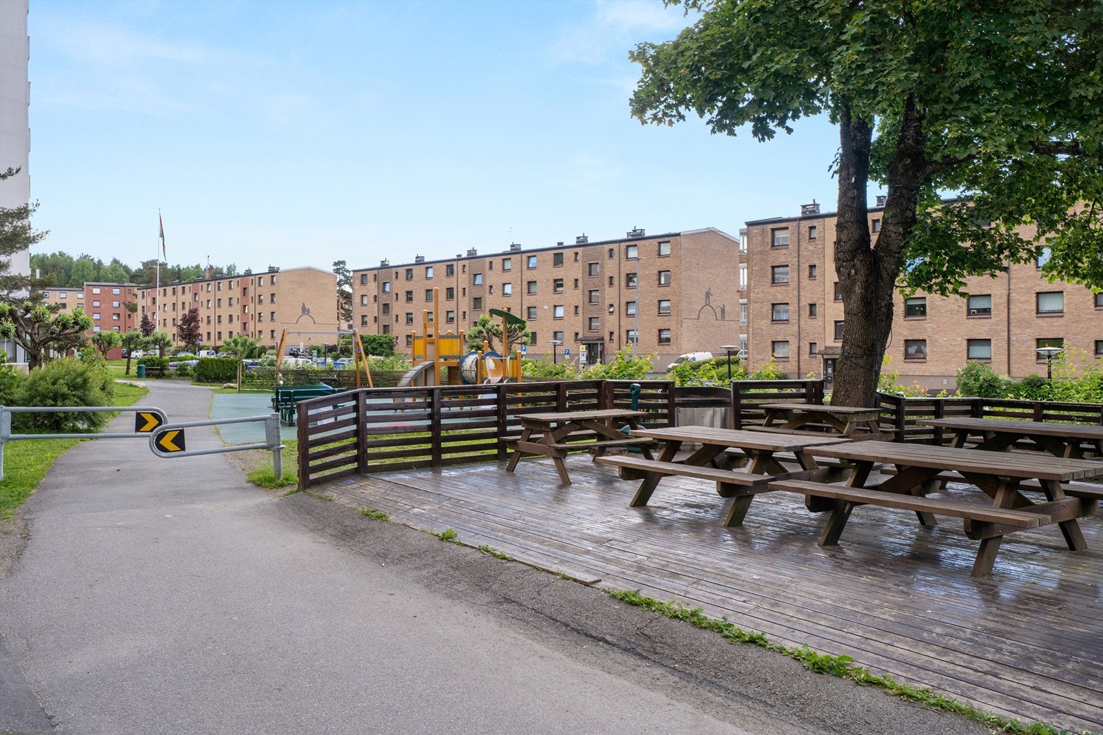 Borettslaget har flere grillplasser, sittegrupper, pent opparbeidet uteområdet, felles vaskerianlegg og festlokale i nr 8. Galleribilde