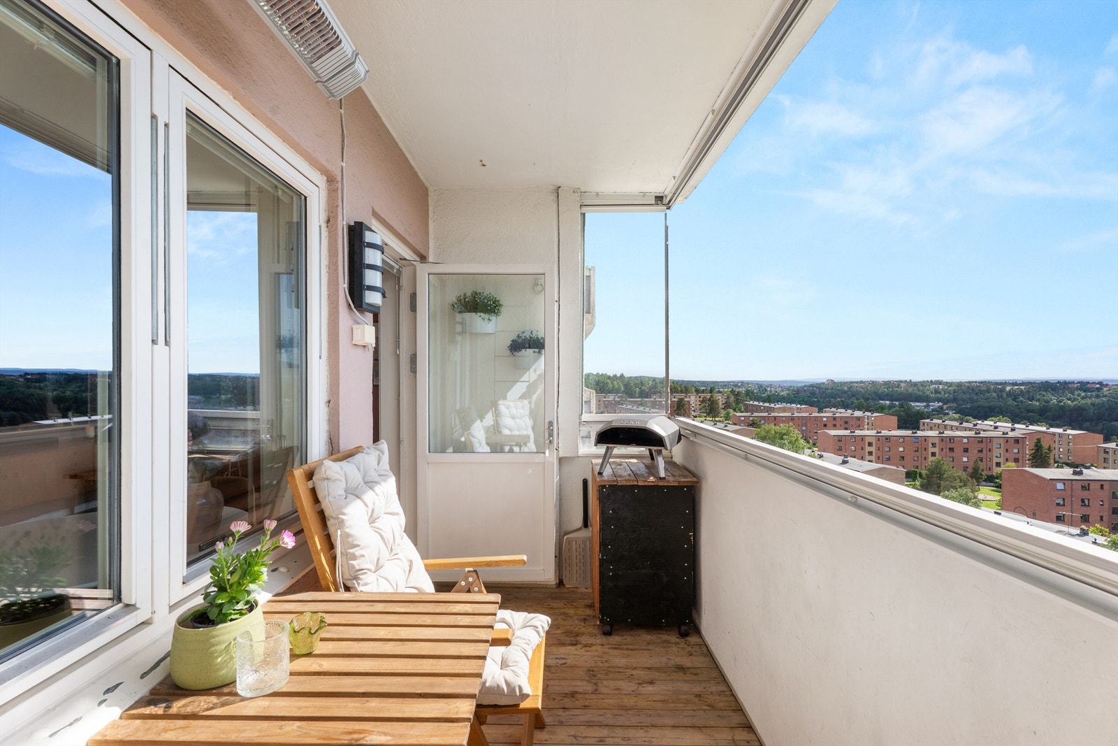 Her kan lune sommerdager nytes og grill med gass-/elektriskgrill er tillatt. Balkong er utstyrt med varmelampe og utestikk. Galleribilde