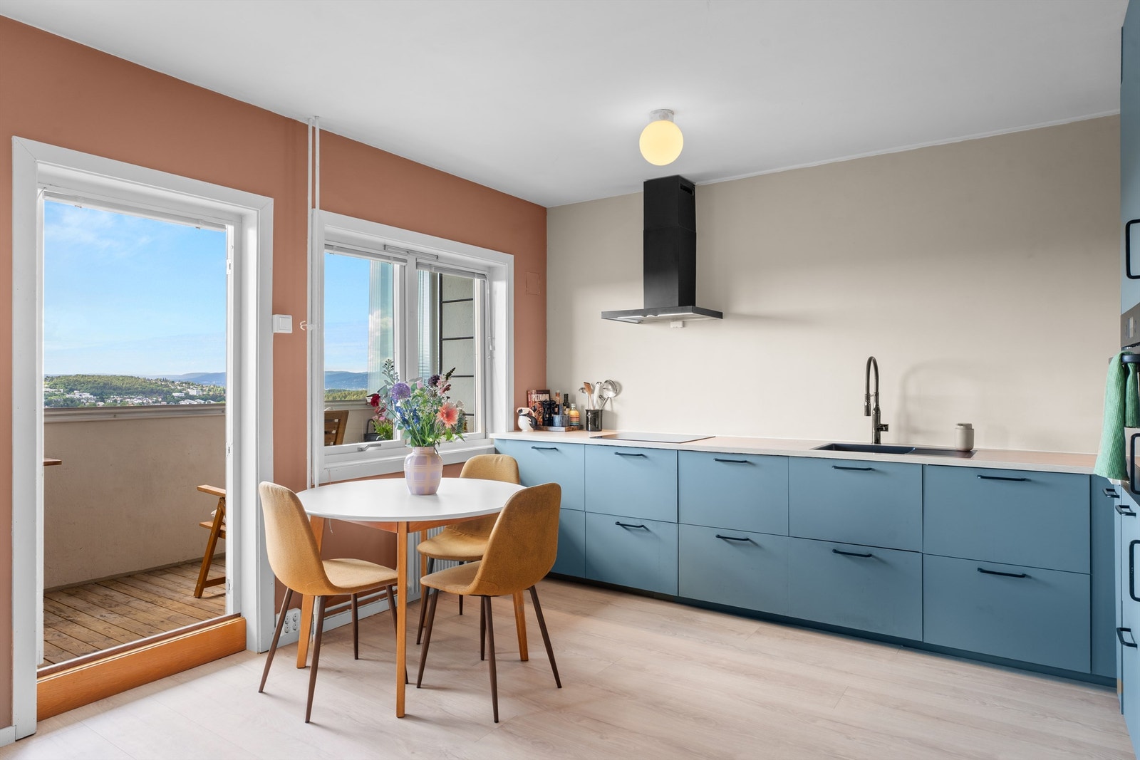 Store vindusflater med flott utsikt og som gir fint naturlig lyd i boligen. Galleribilde