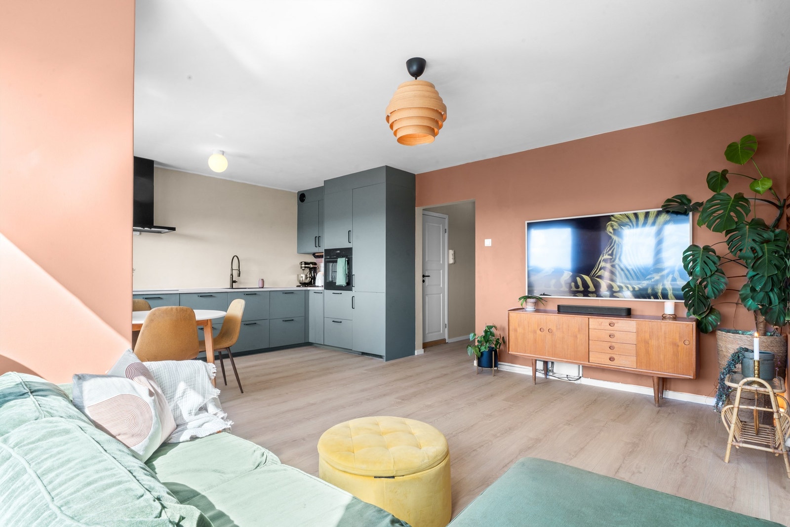 Den åpne stue-og kjøkkenløsning har naturlig soner og du får god plass til spisegruppe. Galleribilde