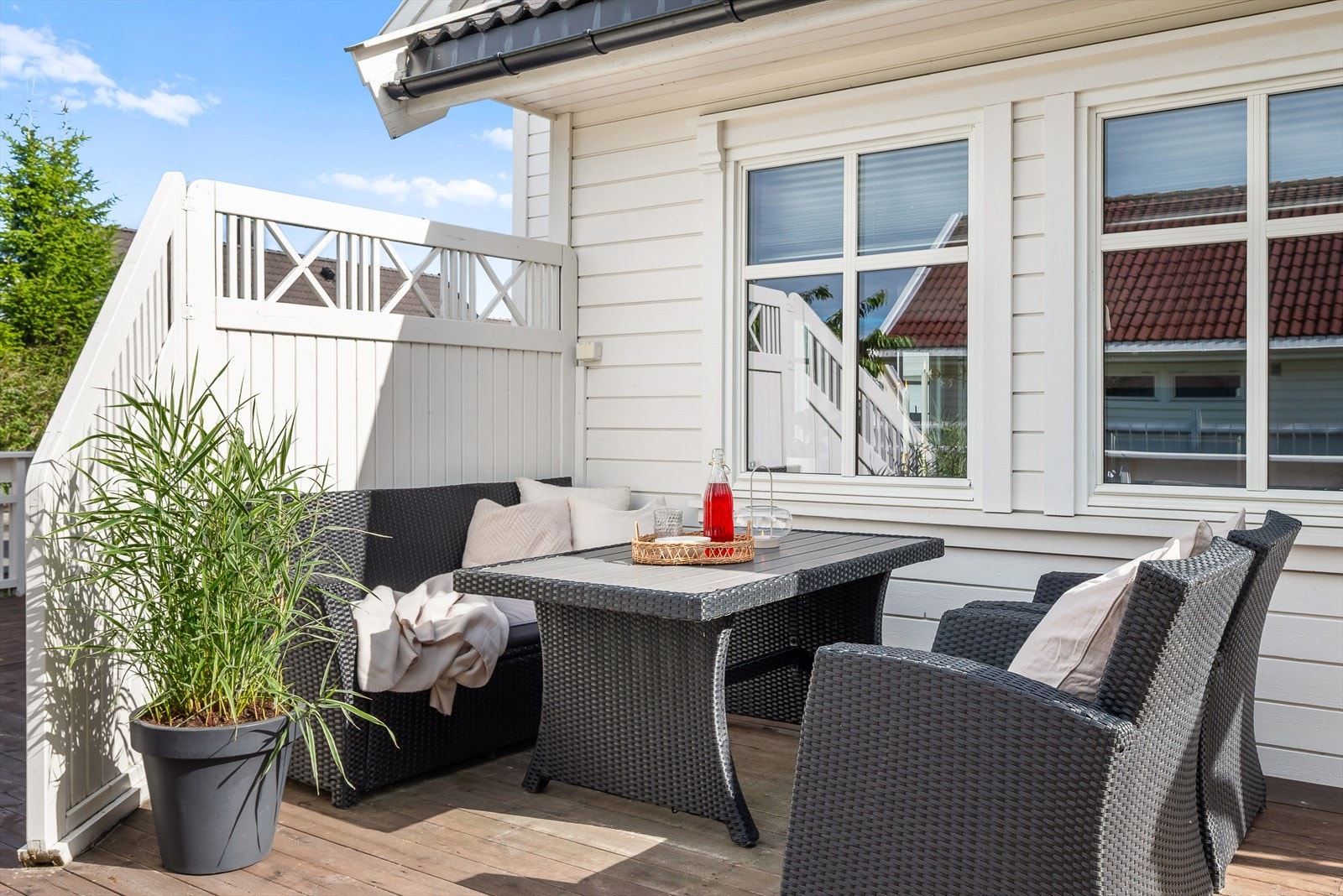 En levegg på terrassen skaper en lun, usjenert og koselig sone utenfor stuen. Galleribilde