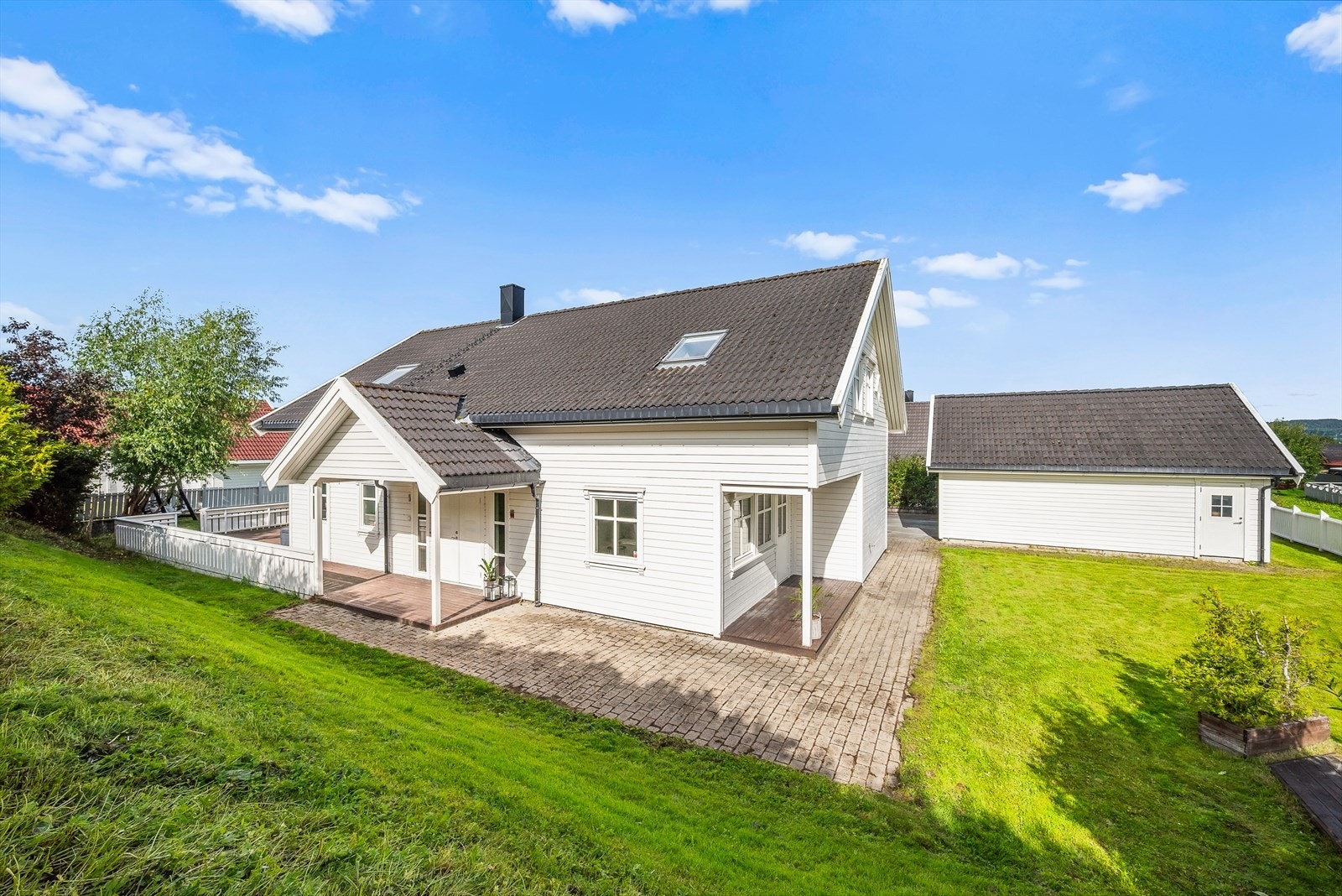 Eneboligen har et pent, overbygd inngangsparti med steinbelagt adkomst. Galleribilde