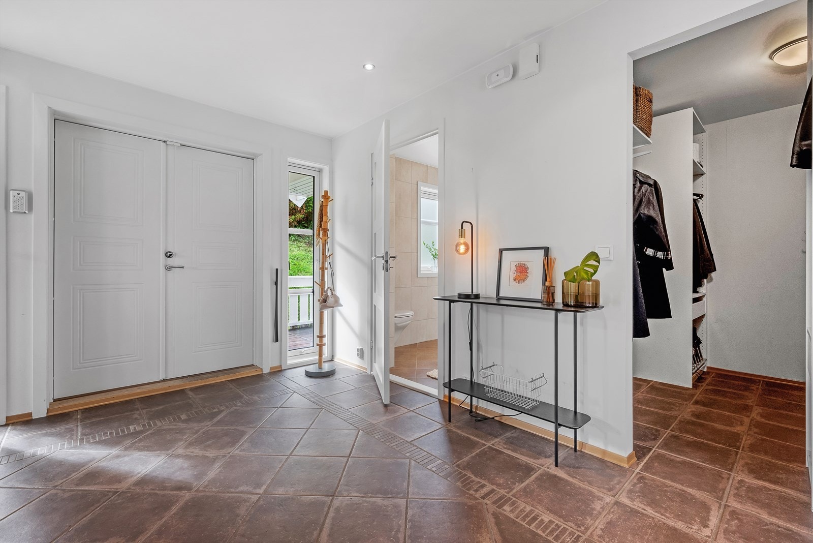 Vel inne blir vi ønsket velkommen i en innbydende entré på ca. 14 kvm med varme i flislagt gulv. Fra entréen har du inngang til et eget garderobe-rom på 4,5 kvm, som er et praktisk bonus-rom. Galleribilde