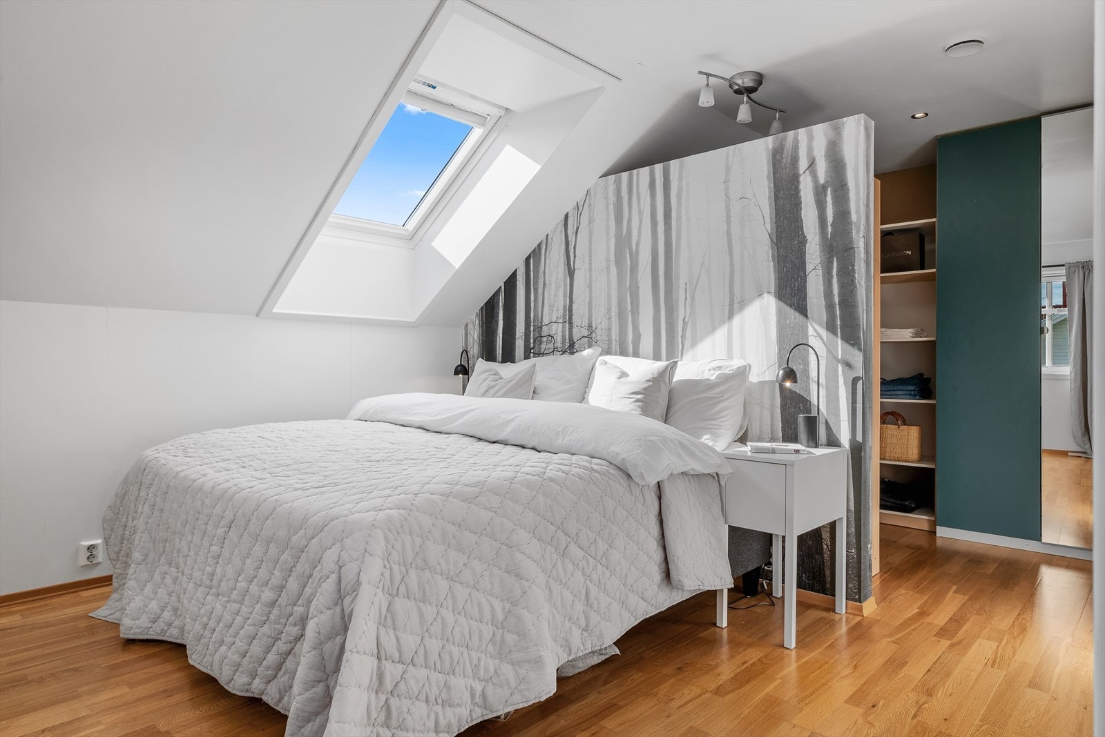 Hovedsoverommet er på ca. 17 kvm, og ligger i suiteløsning med bad og med walk-in closet adskilt bak senga. Galleribilde