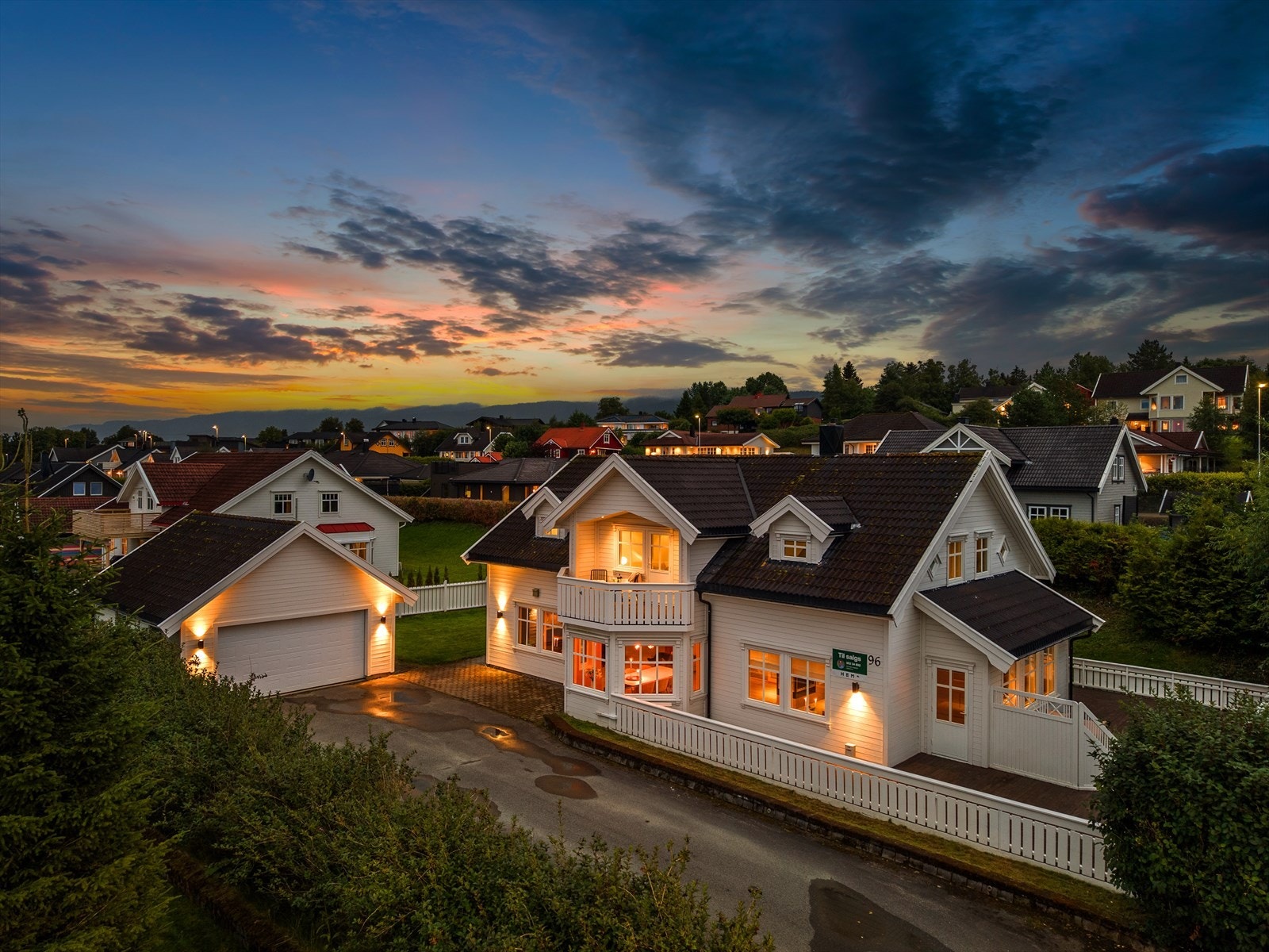 Velkommen til Klemmets veg 96 - en innholdsrik og flott enebolig fra 2007. Foto: Interiørfoto V/Haukdal. Galleribilde
