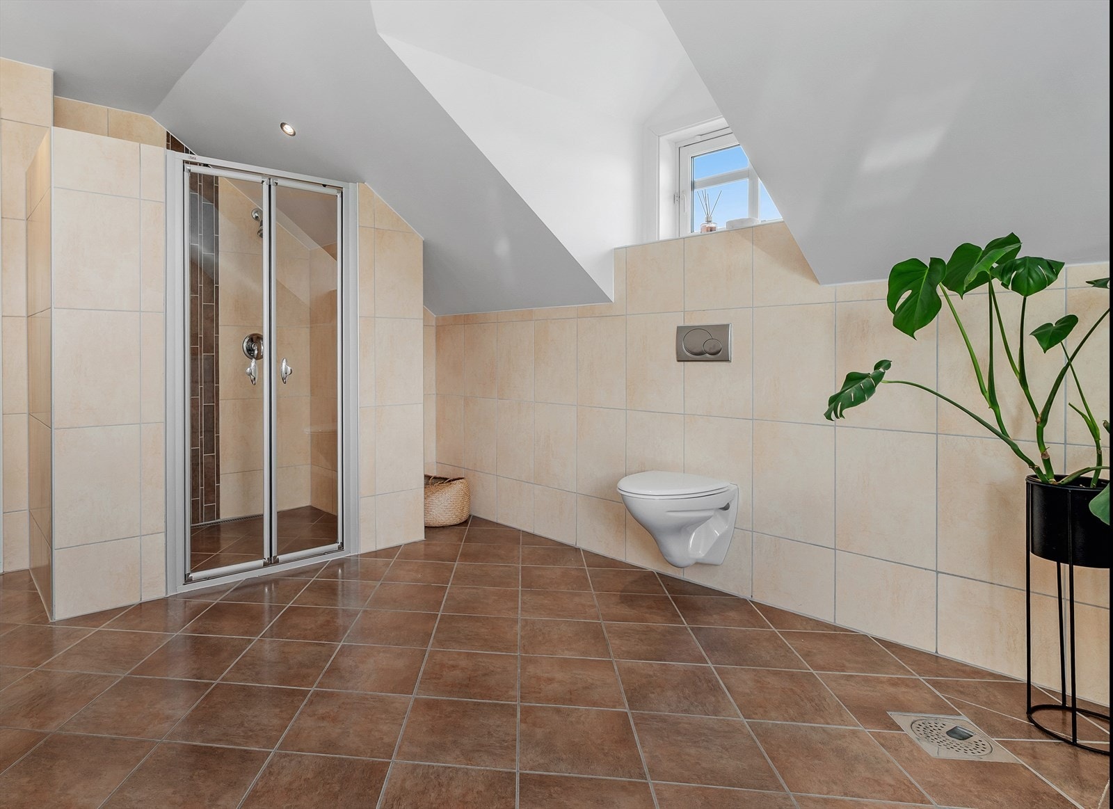 Badet i 2. etasje er på ca. 14 kvm, og har blant annet en romslig dusjnisje med to dusjer og vegghengt toalett. Galleribilde