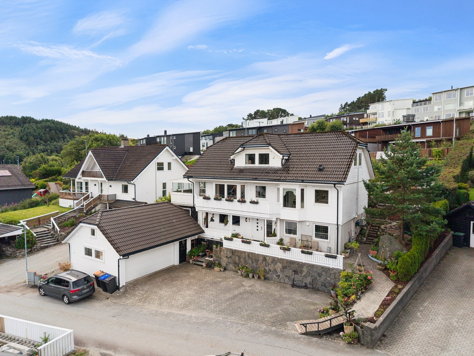 Familievennlig bolig med dobbel garasje på 43m² og flotte uteområder. Totalt 335 m2 med god plass til hele familien og hobbyer Galleribilde