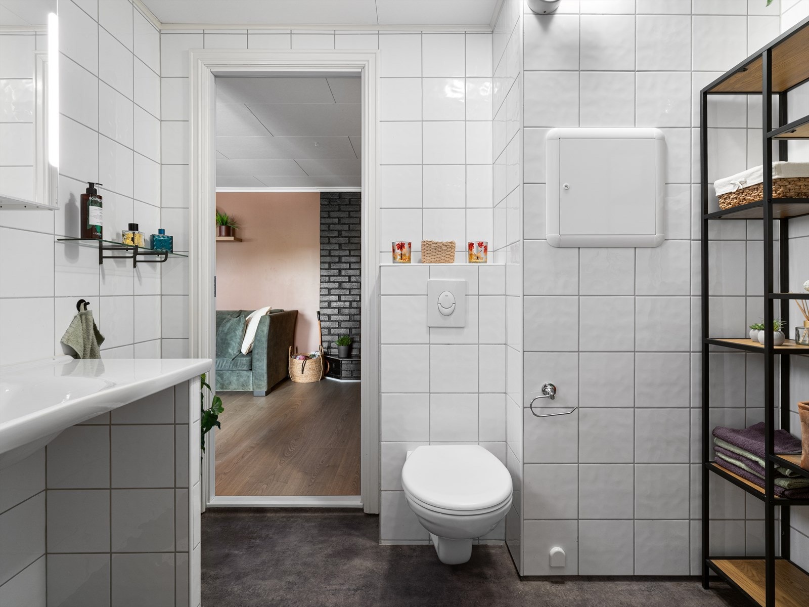 Flislagt bad/vaskerom med moderne innredning, fra 2015 Galleribilde
