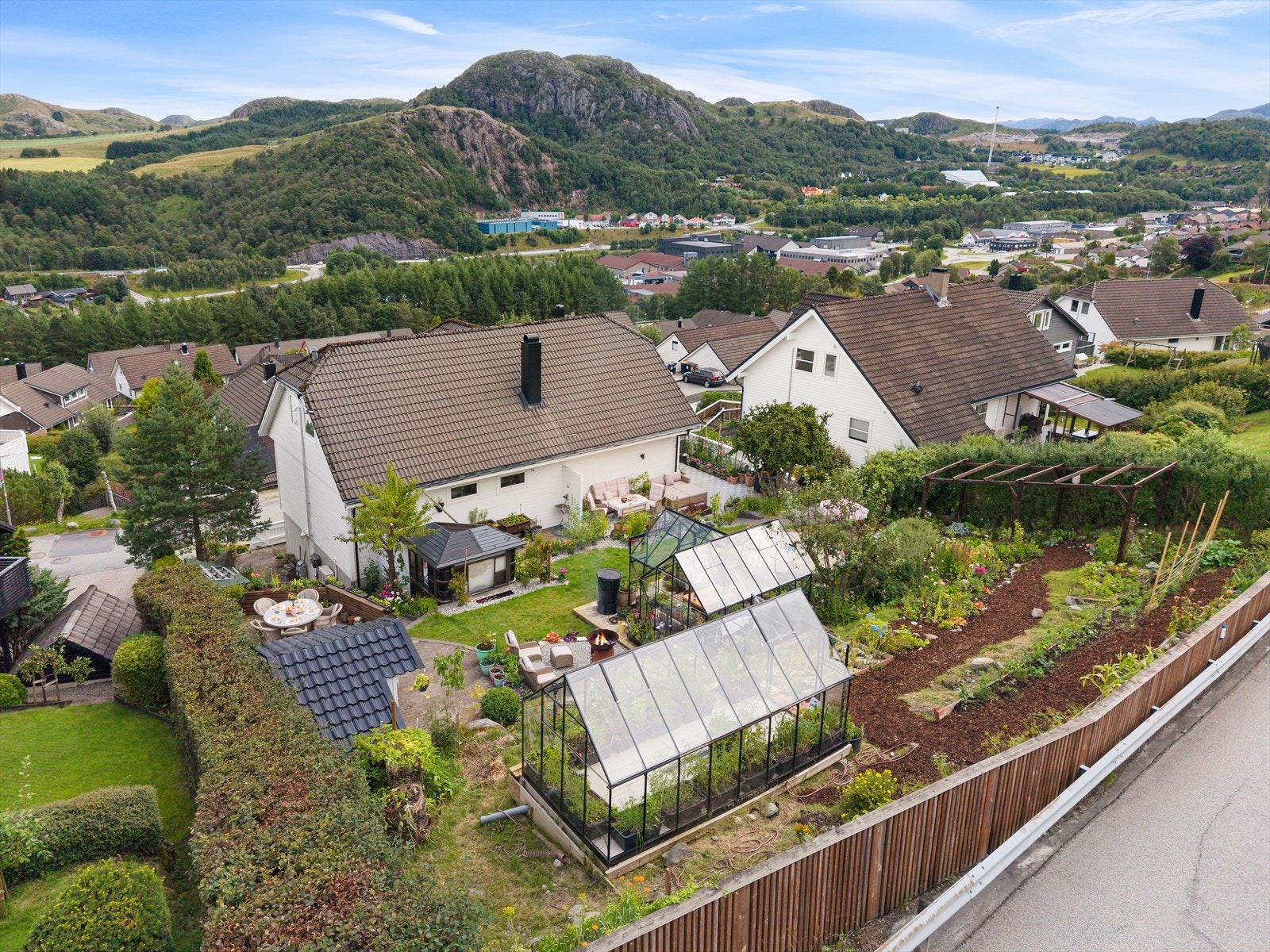 Tomten er pent opparbeidet med flere soner for avslapning og dyrking. Galleribilde