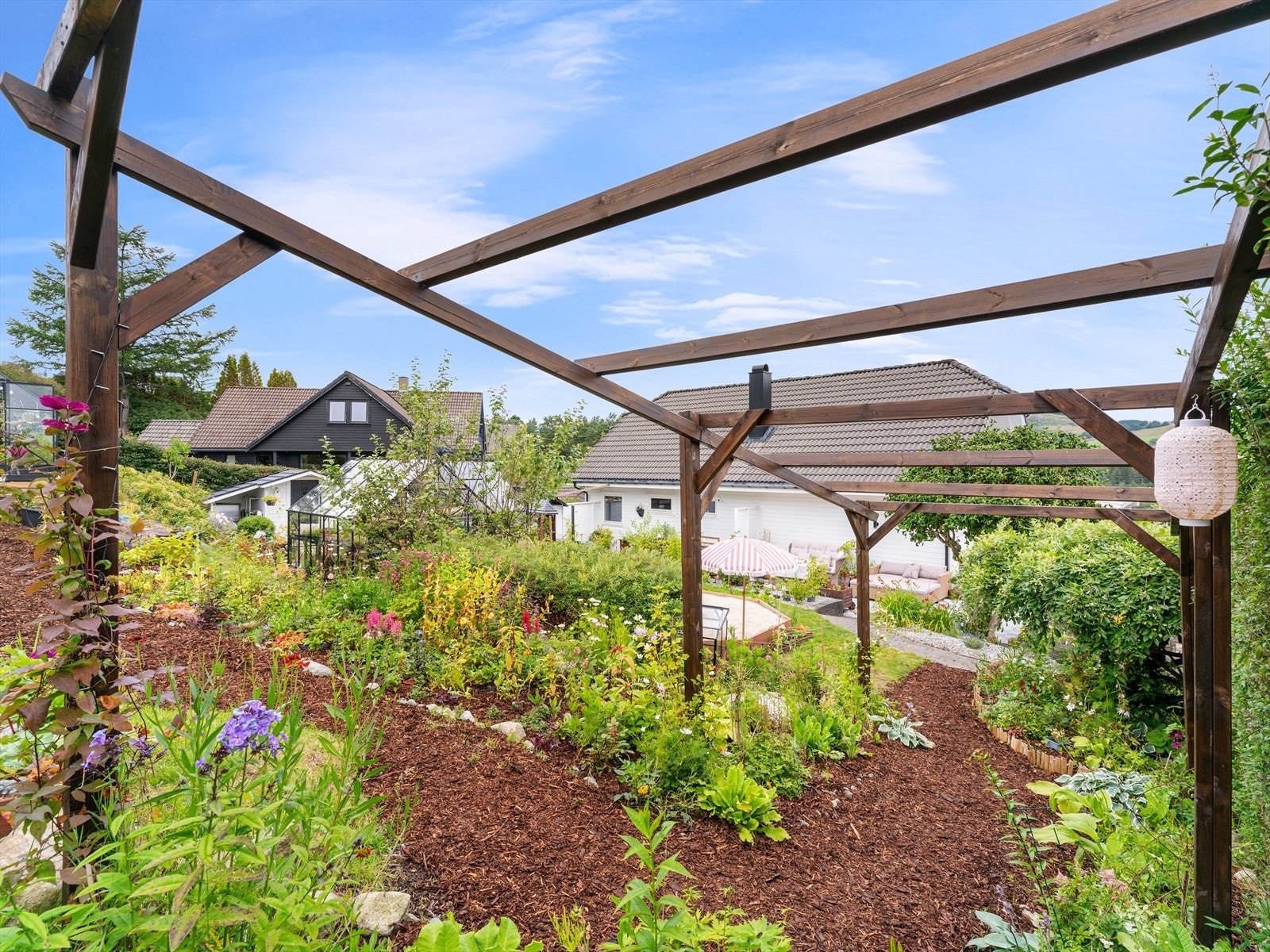 Nydelig opparbeidet hage med pergola, tilrettelagt for klatreplanter Galleribilde