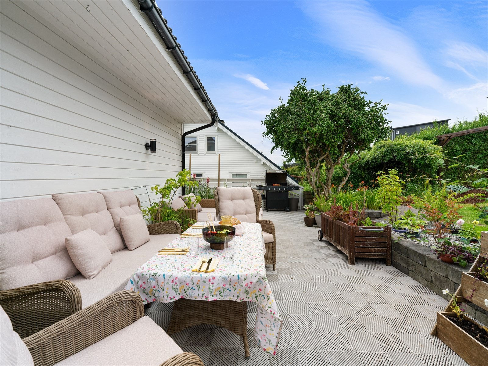 Terrasse med god plass til både sofagruppe og grill. Galleribilde