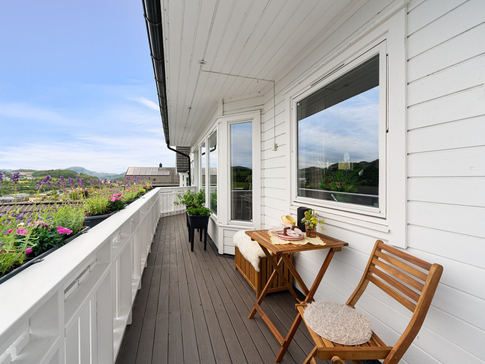 Praktisk med terrasse som strekker seg rundt store deler av boligen Galleribilde