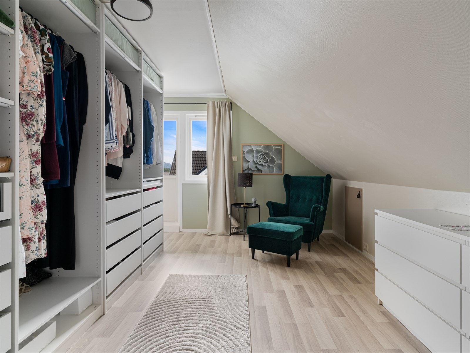 Rikelig med oppbevaringsplass og gode møbleringsmuligheter. Galleribilde