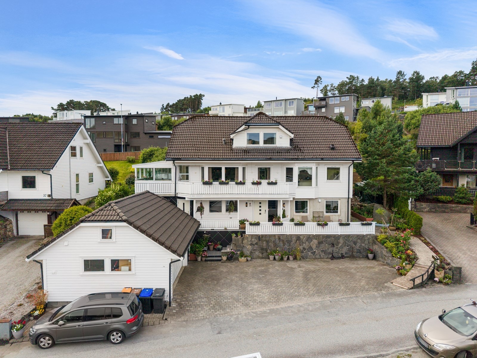 Velkommen til Gryvjene 34! Komplett enebolig med garasje fra 2004 og en fantastisk hage Galleribilde
