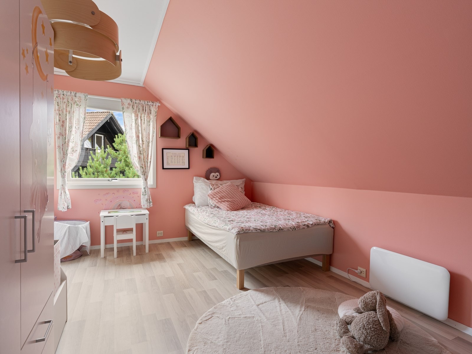 Hele 5(7) soverom gir god plass til både familie og gjester. Galleribilde